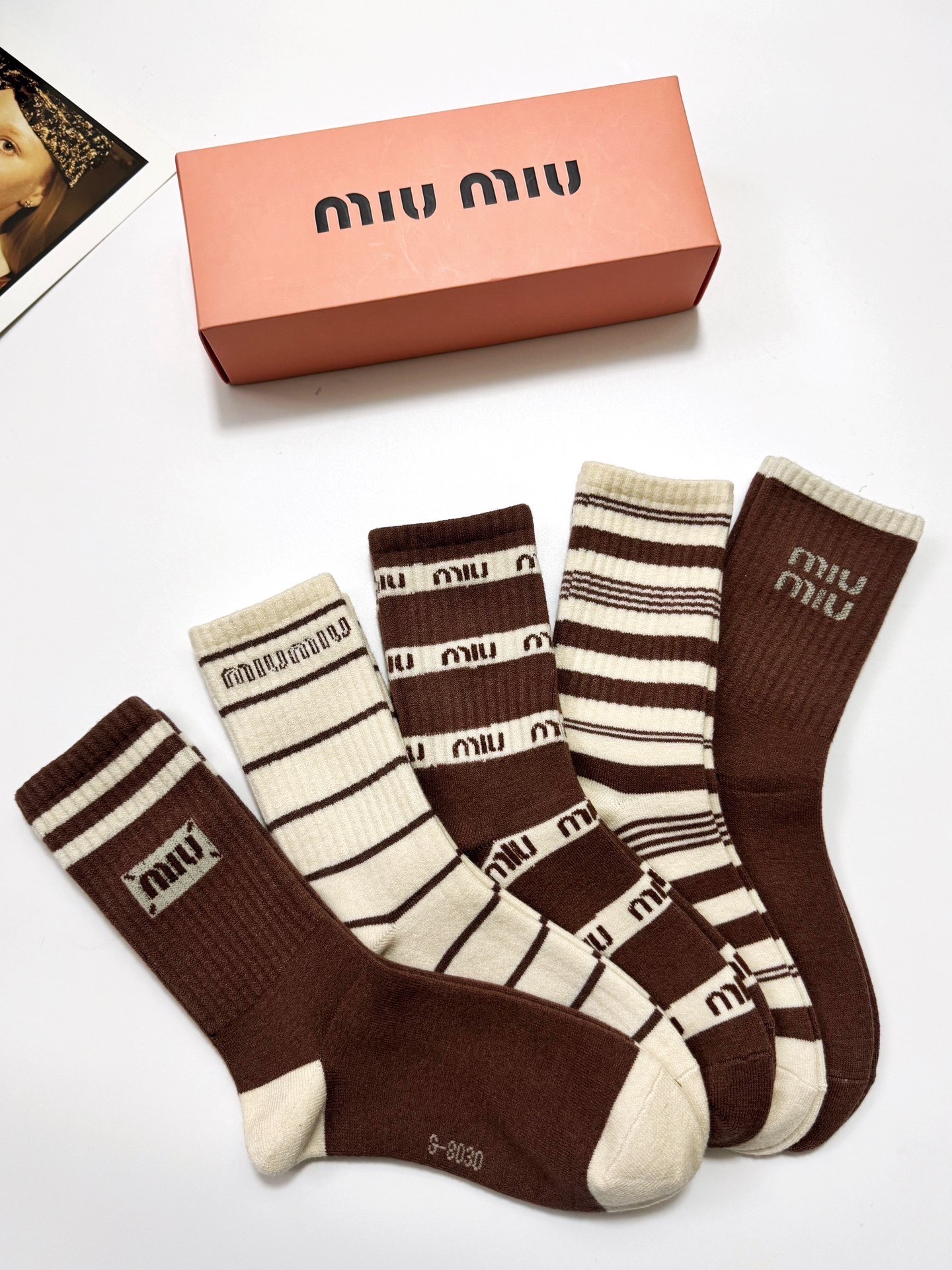配包装🌟【一盒5 双】 🌟缪缪miumiu 经典字母 logo 羊绒混纺中筒袜 ，ins超火爆中筒袜，潮