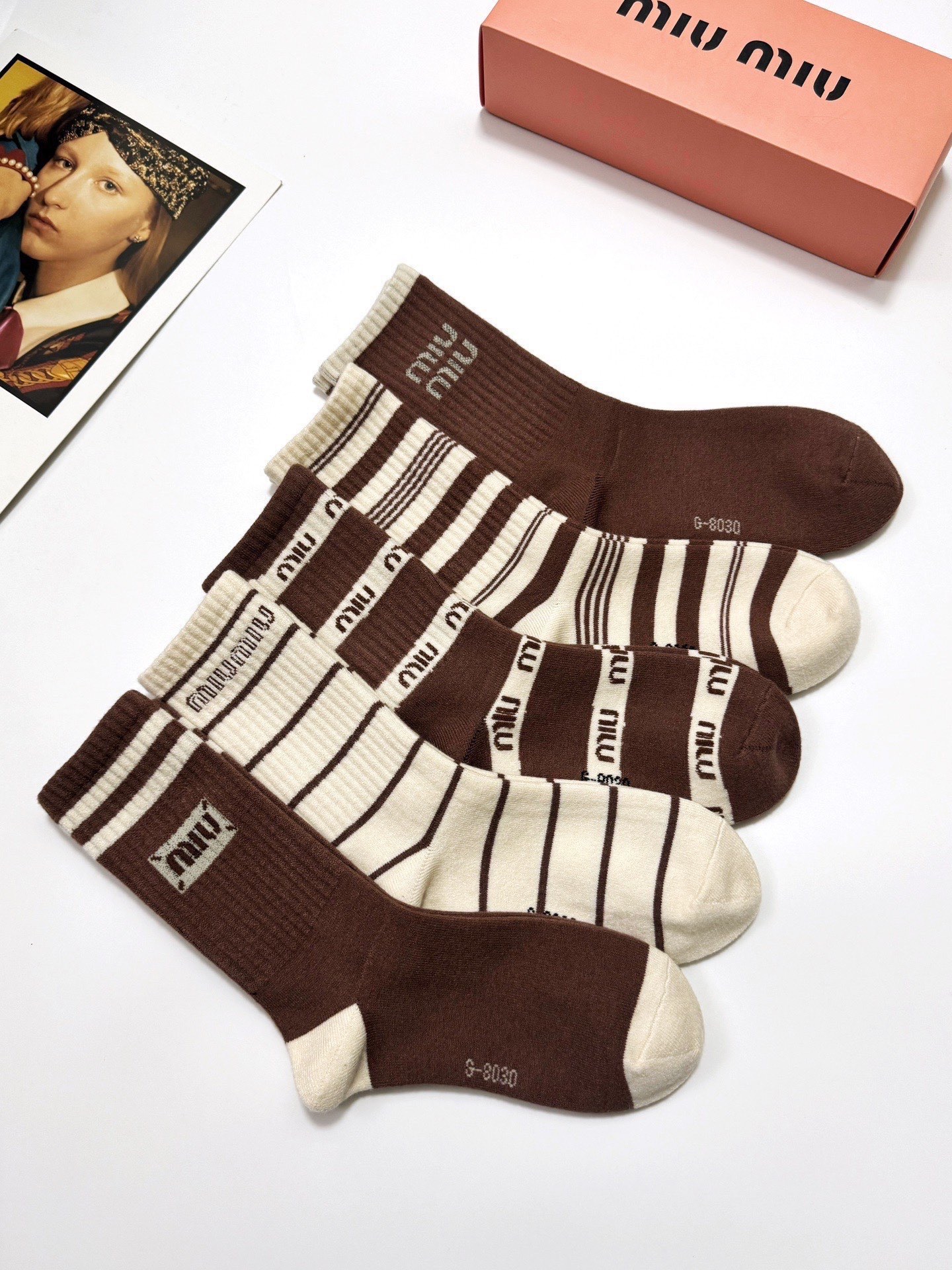 配包装🌟【一盒5 双】 🌟缪缪miumiu 经典字母 logo 羊绒混纺中筒袜 ，ins超火爆中筒袜，潮