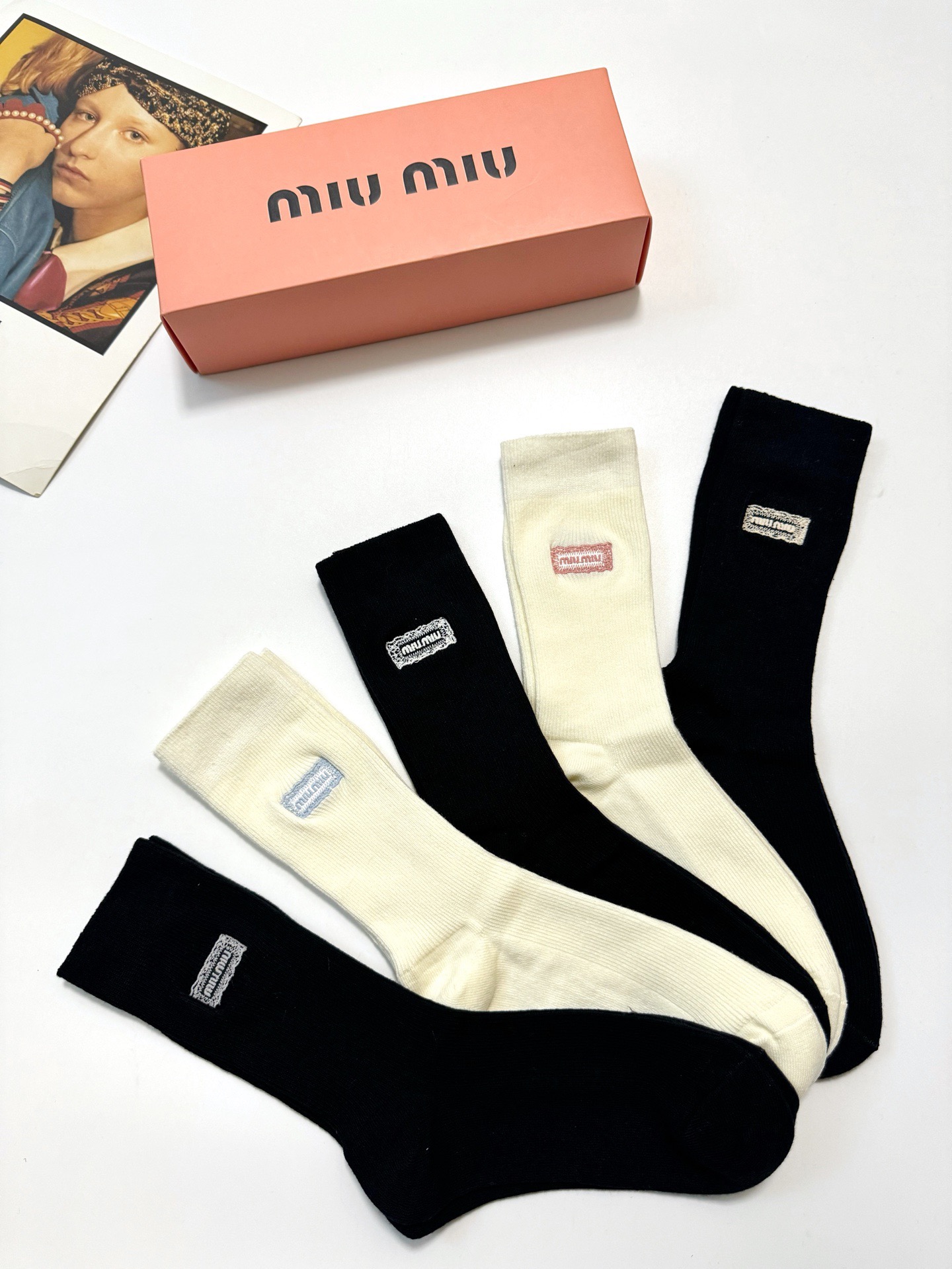 配包装🌟【一盒5双】🌟缪缪 miumiu 爆款纯棉中筒袜，超百搭大火配色🔥超完美结合，款式经典，专柜同步