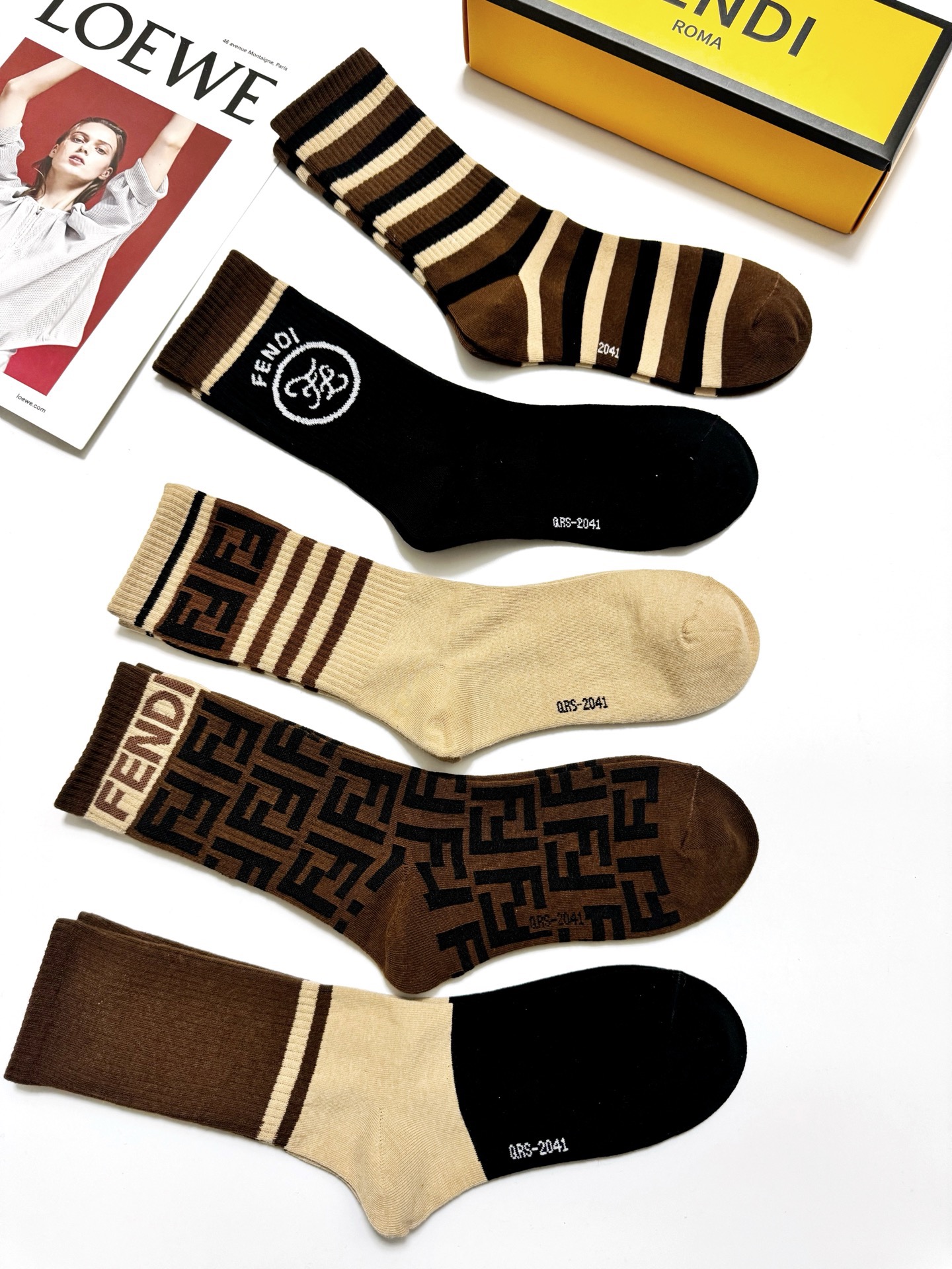 配包装🌟【一盒5 双】 🌟Fendi 芬迪 经典字母logo 纯棉中筒袜 ，ins超火爆中筒袜 纯棉小腿