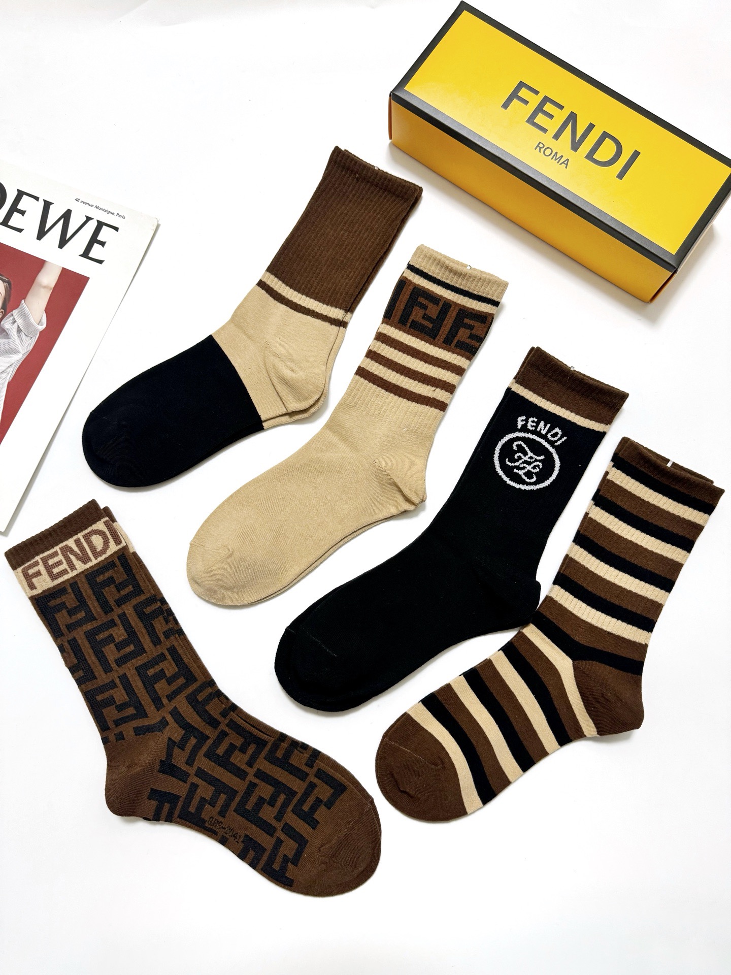 配包装🌟【一盒5 双】 🌟Fendi 芬迪 经典字母logo 纯棉中筒袜 ，ins超火爆中筒袜 纯棉小腿