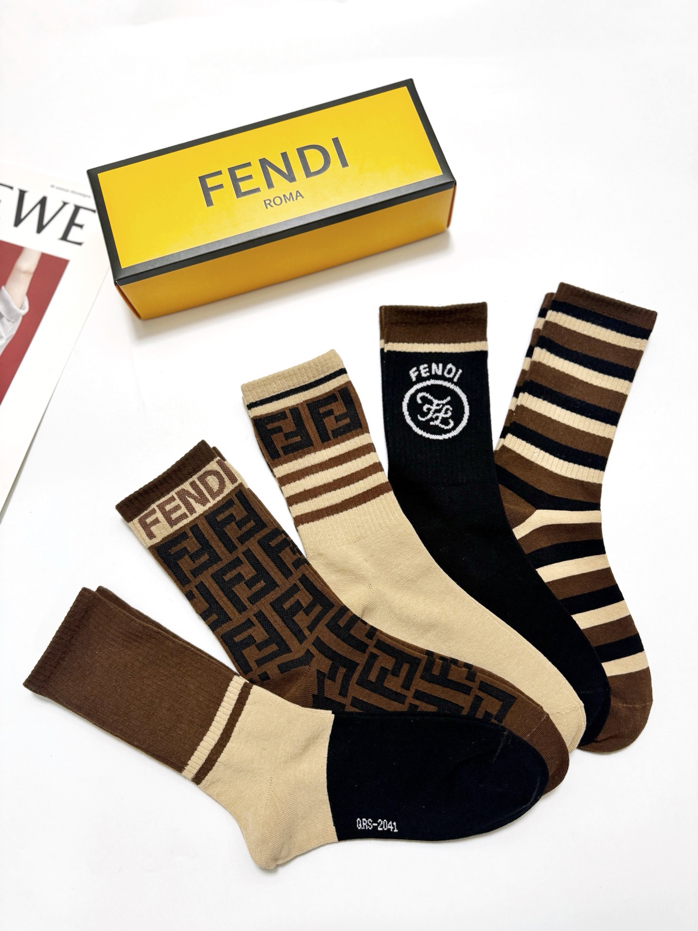 配包装🌟【一盒5 双】 🌟Fendi 芬迪 经典字母logo 纯棉中筒袜 ，ins超火爆中筒袜 纯棉小腿