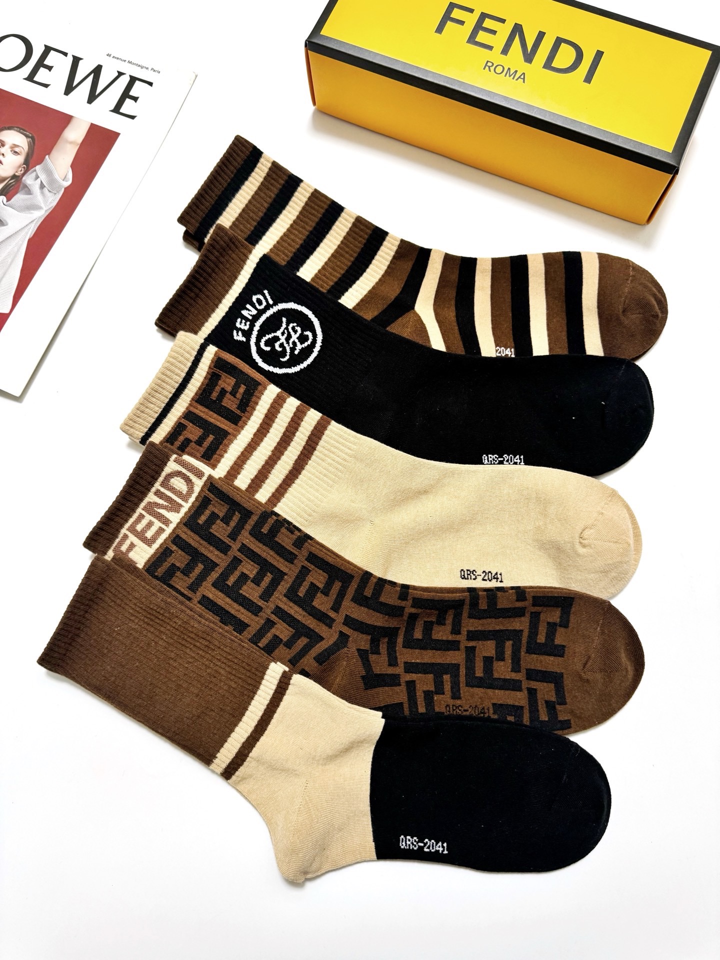 配包装🌟【一盒5 双】 🌟Fendi 芬迪 经典字母logo 纯棉中筒袜 ，ins超火爆中筒袜 纯棉小腿