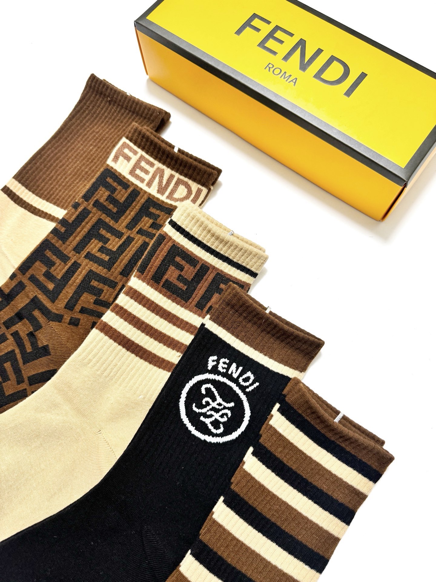 配包装🌟【一盒5 双】 🌟Fendi 芬迪 经典字母logo 纯棉中筒袜 ，ins超火爆中筒袜 纯棉小腿