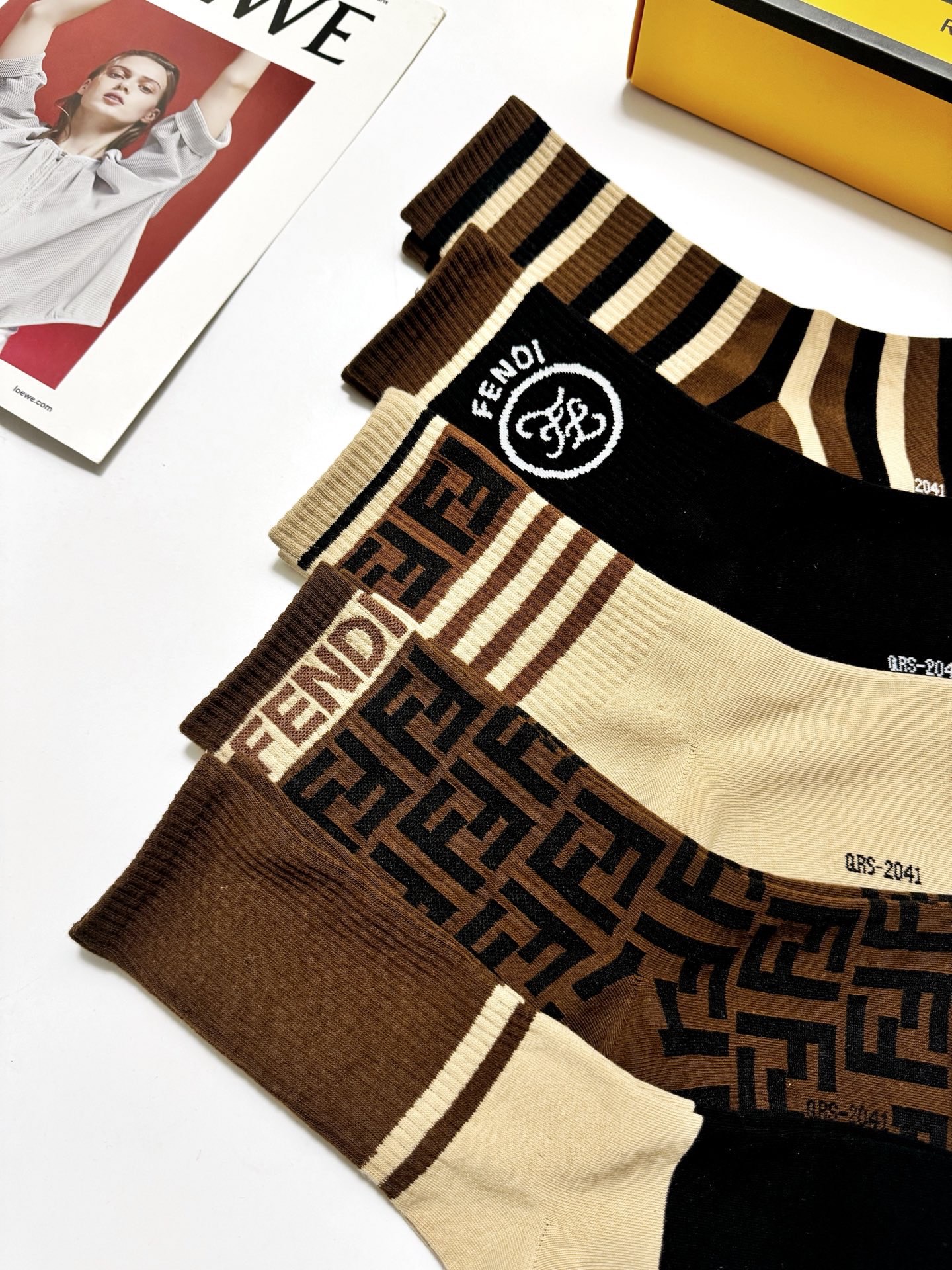 配包装🌟【一盒5 双】 🌟Fendi 芬迪 经典字母logo 纯棉中筒袜 ，ins超火爆中筒袜 纯棉小腿