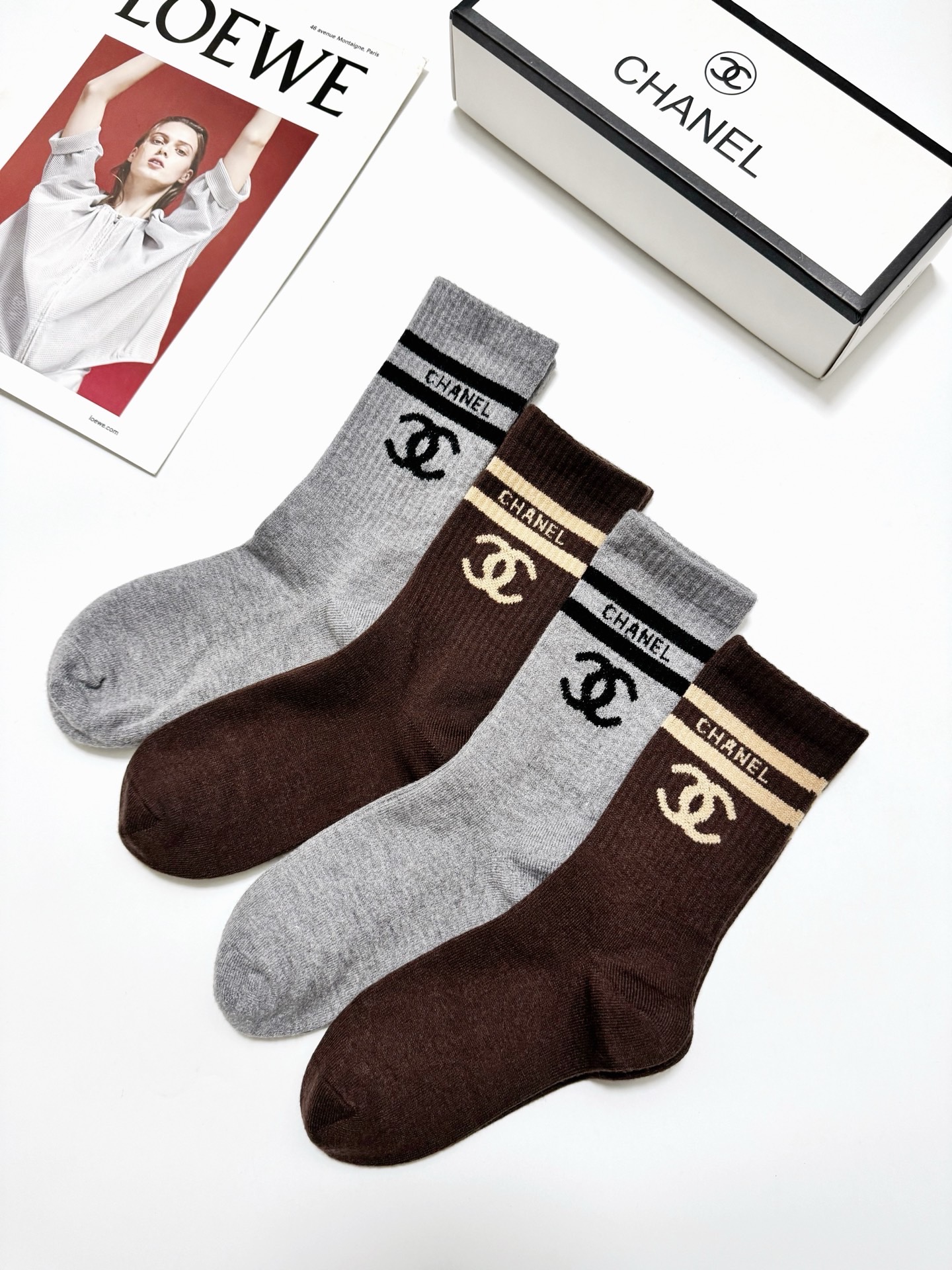 配包装🌟【一盒 4 双】🌟Chanel 香奈儿 经典字母 logo羊绒 中筒袜 ！超级软糯亲肤！🌟ins