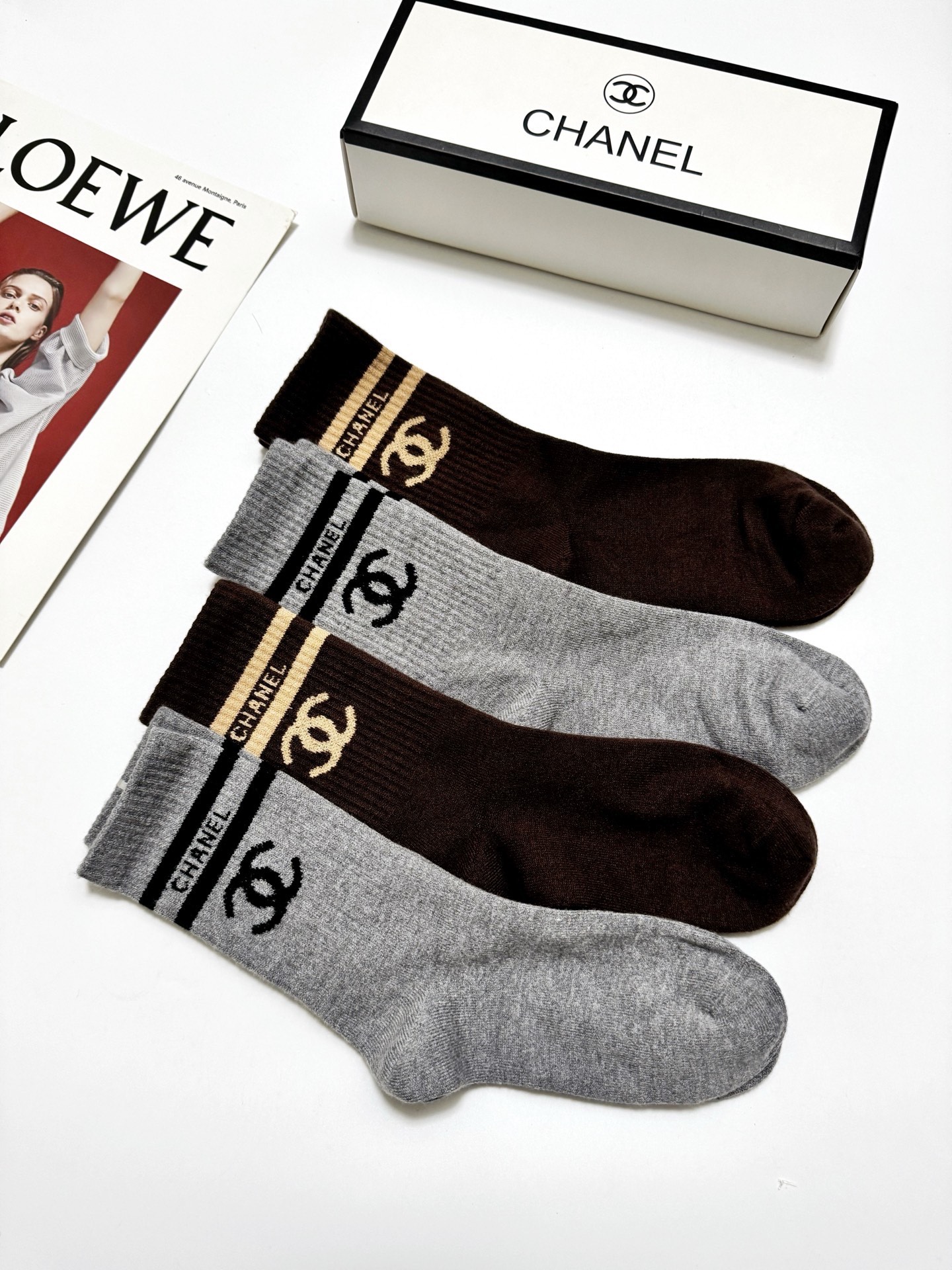 配包装🌟【一盒 4 双】🌟Chanel 香奈儿 经典字母 logo羊绒 中筒袜 ！超级软糯亲肤！🌟ins