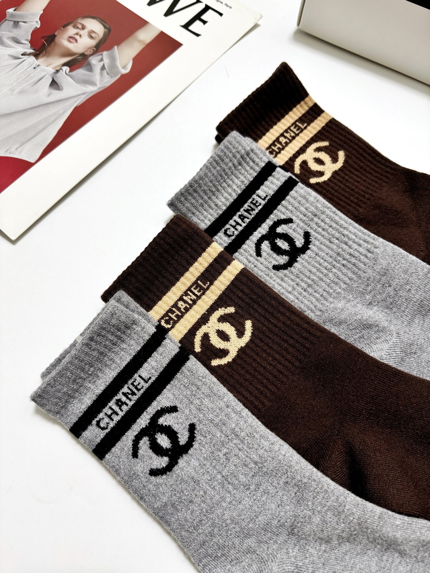 配包装🌟【一盒 4 双】🌟Chanel 香奈儿 经典字母 logo羊绒 中筒袜 ！超级软糯亲肤！🌟ins