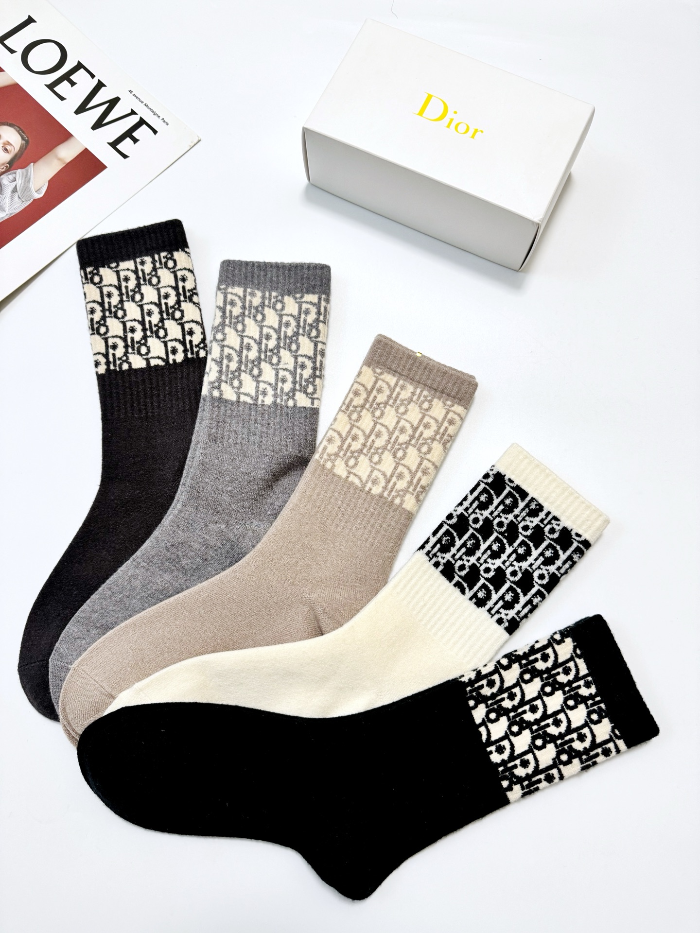 配包装🌟【一盒5 双】男女同款 🌟Dior 迪奥 经典字母logo 羊绒混纺中筒袜 ，ins超火爆空调袜
