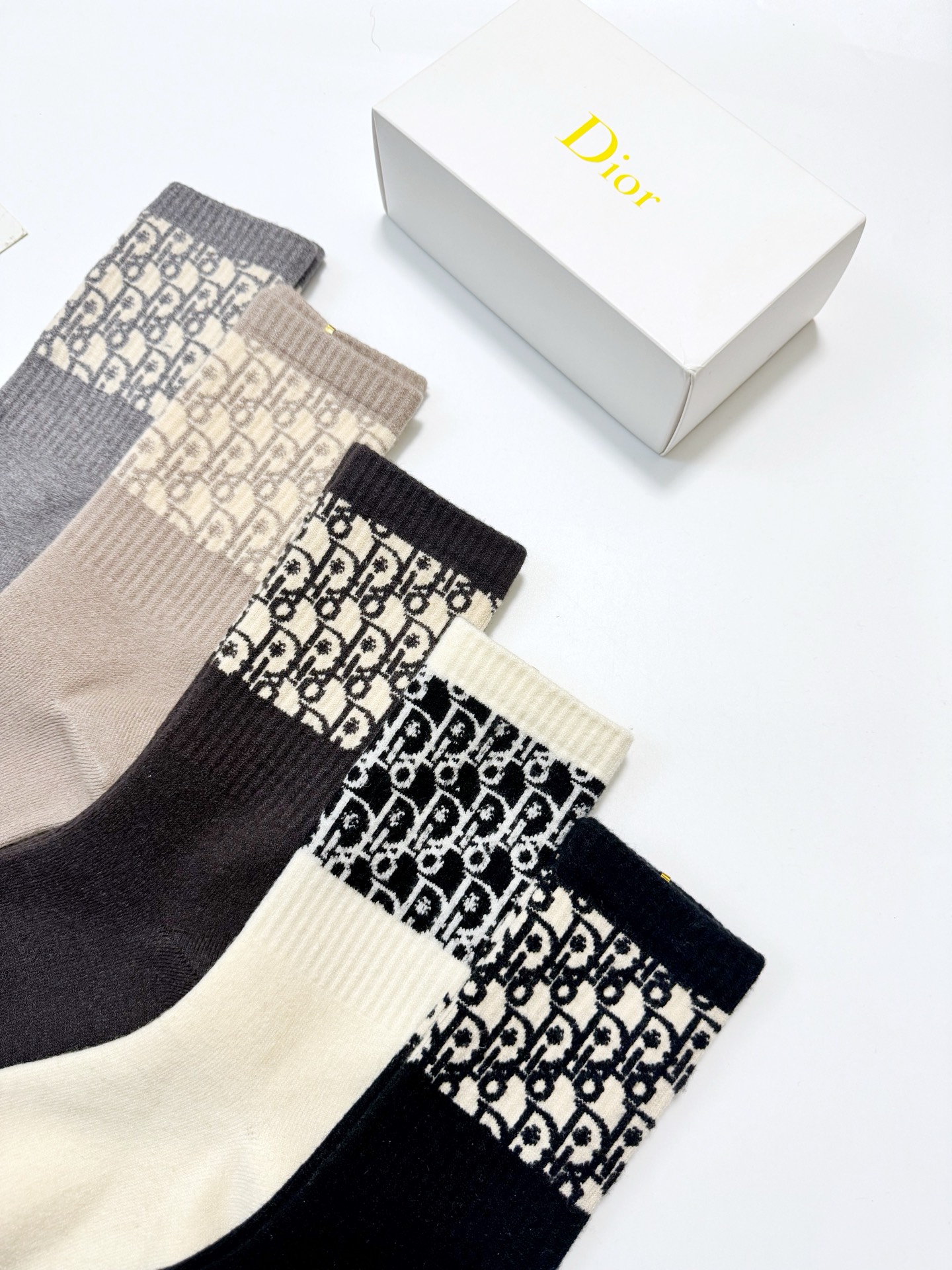 配包装🌟【一盒5 双】男女同款 🌟Dior 迪奥 经典字母logo 羊绒混纺中筒袜 ，ins超火爆空调袜