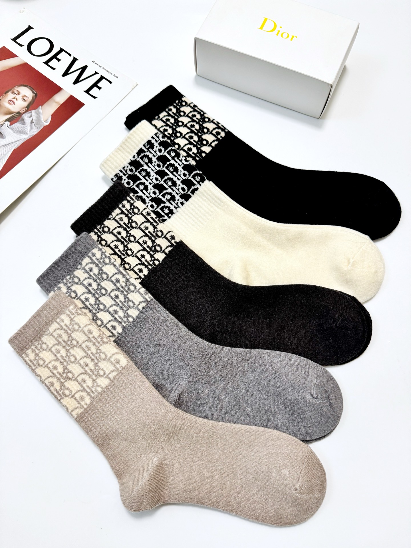 配包装🌟【一盒5 双】男女同款 🌟Dior 迪奥 经典字母logo 羊绒混纺中筒袜 ，ins超火爆空调袜
