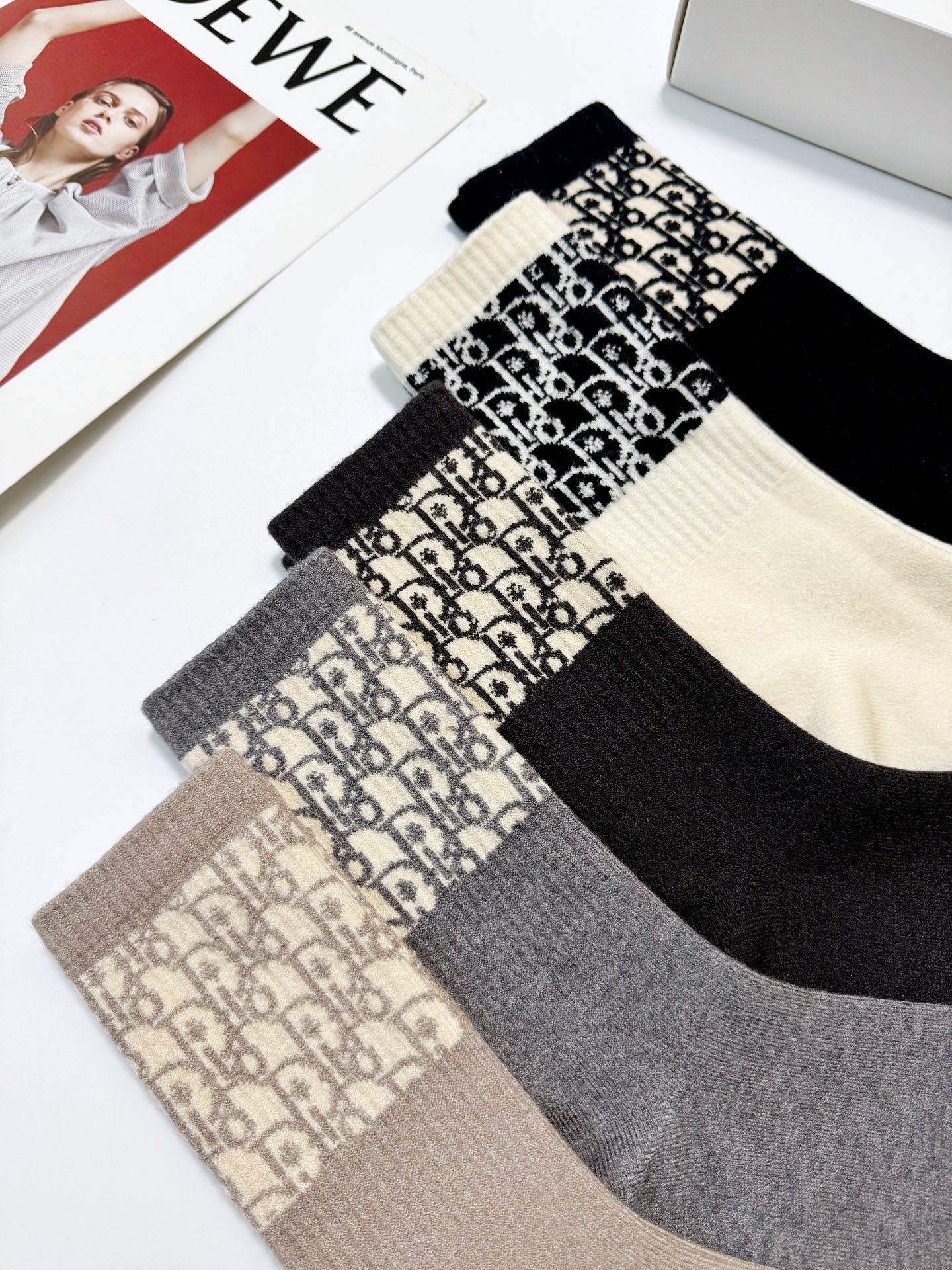 配包装🌟【一盒5 双】男女同款 🌟Dior 迪奥 经典字母logo 羊绒混纺中筒袜 ，ins超火爆空调袜