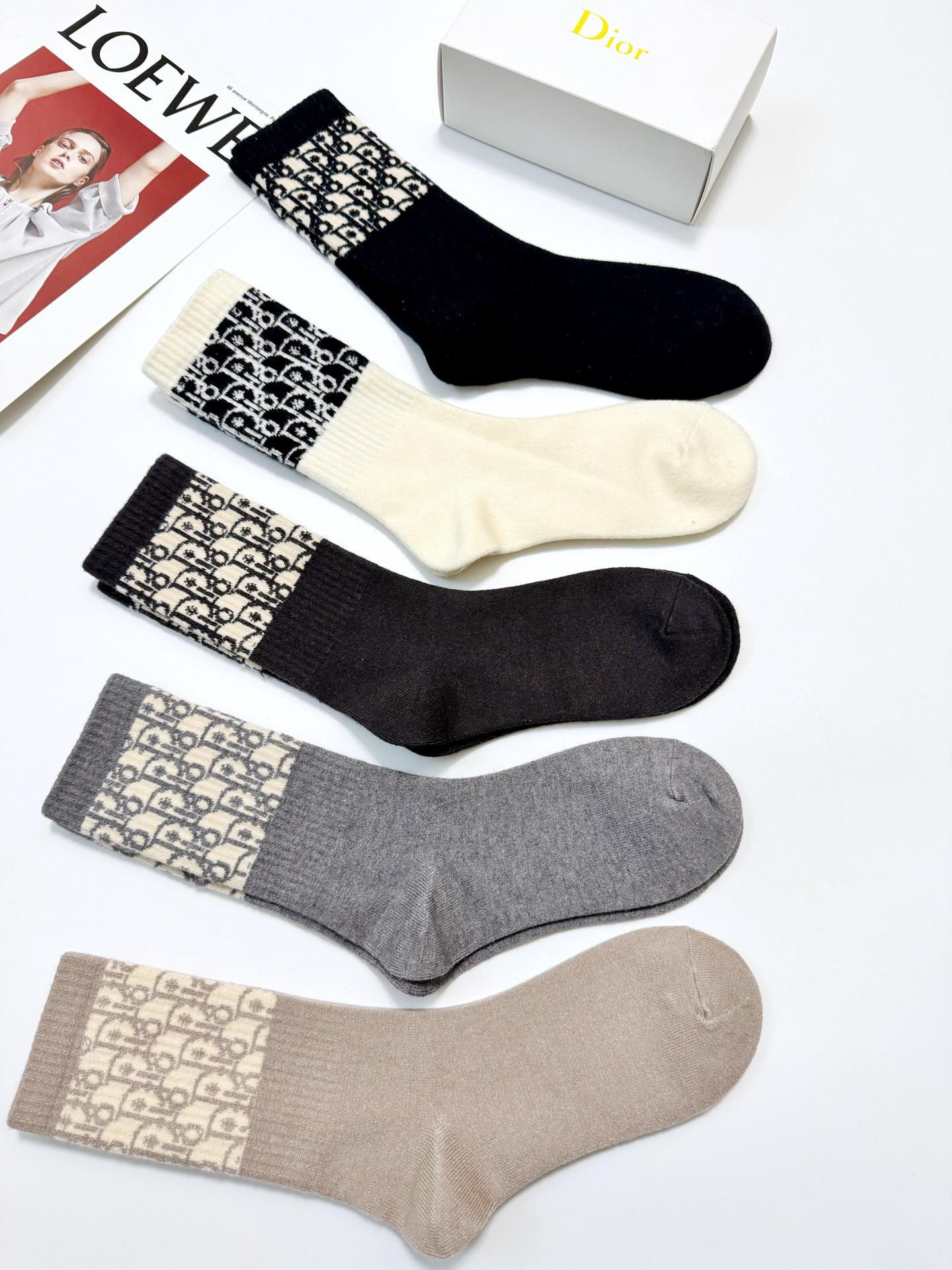 配包装🌟【一盒5 双】男女同款 🌟Dior 迪奥 经典字母logo 羊绒混纺中筒袜 ，ins超火爆空调袜