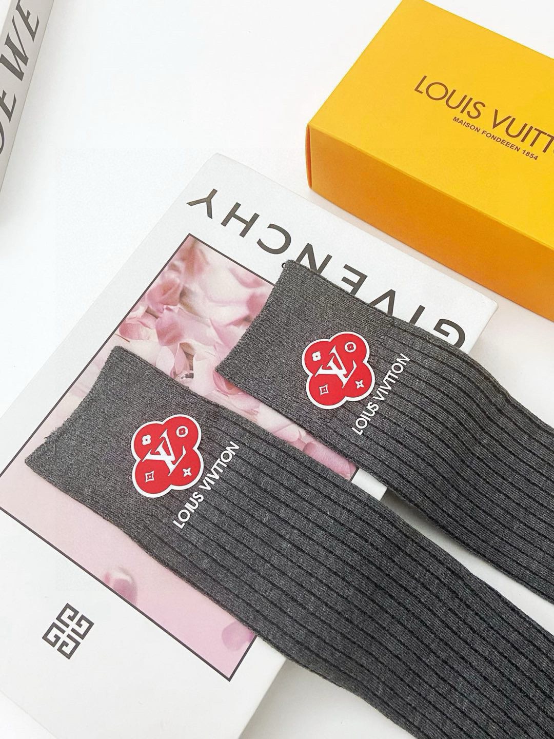 配包装🌟【一盒一双】🌟LV 路易威登 经典字母logo纯棉长筒袜 小腿袜🌟ins爆款！专柜在售ing 🌟