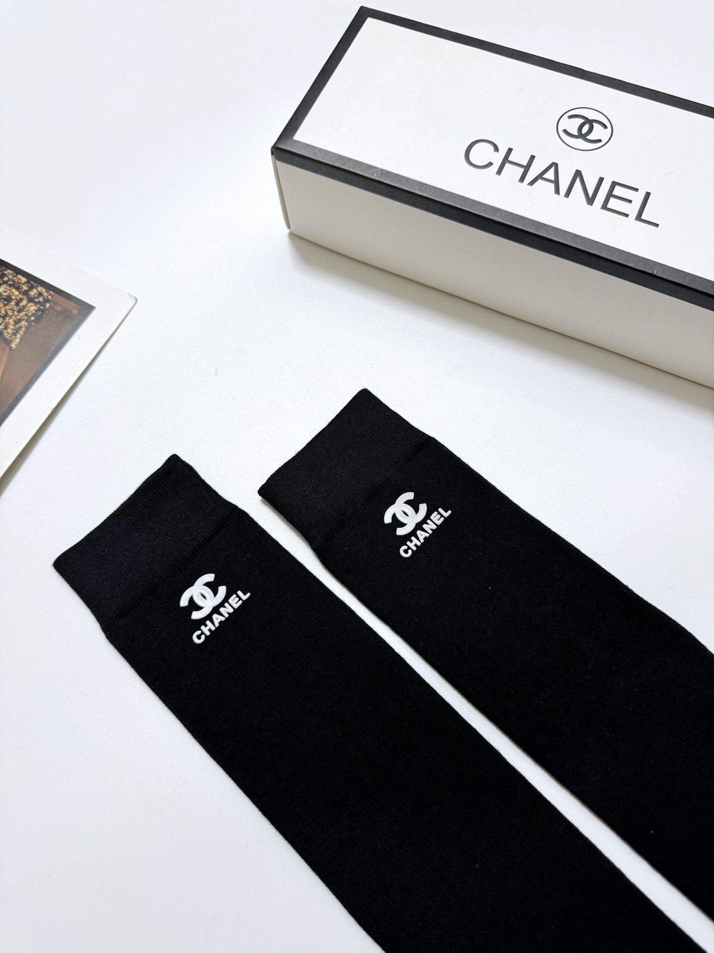 配包装🌟【一盒一双】🌟Chanel 香奈儿 经典双C字母logo纯棉长筒袜 小腿袜🌟ins爆款！专柜在售