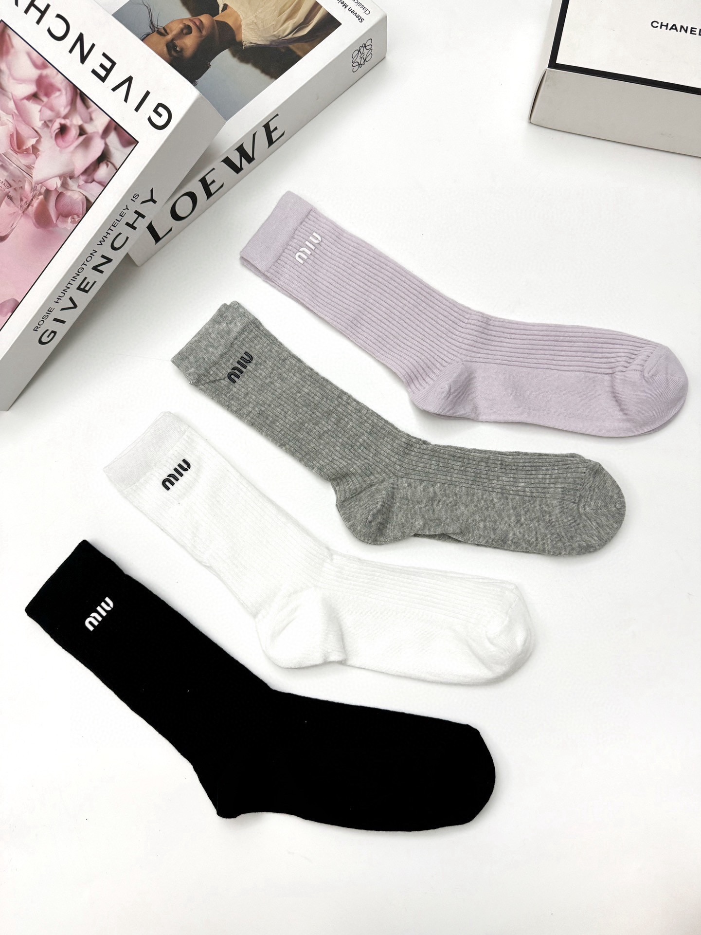 配包装🌟【一盒4 双】🌟缪缪 miumiu 经典字母logo 超薄无骨中筒袜，纯棉 条纹小腿袜 堆堆袜 