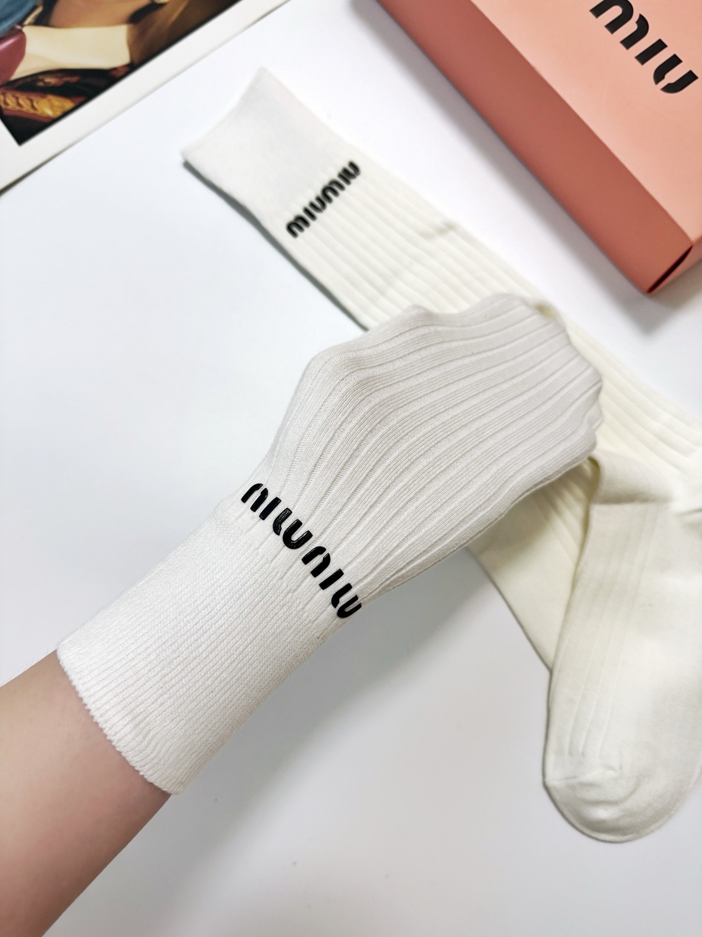 配包装🌟【一盒一双】🌟缪缪 miumiu 经典字母logo纯棉长筒袜 小腿袜🌟ins爆款！专柜在售ing