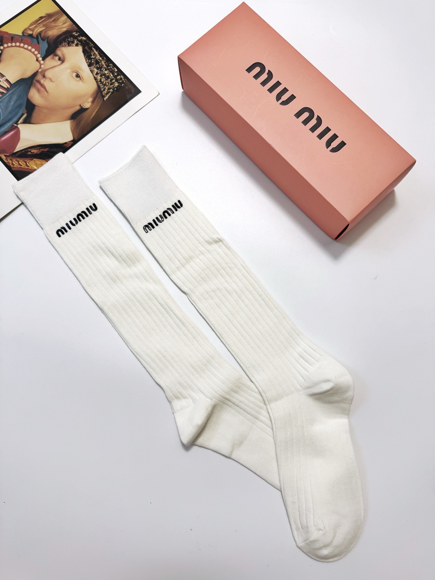 配包装🌟【一盒一双】🌟缪缪 miumiu 经典字母logo纯棉长筒袜 小腿袜🌟ins爆款！专柜在售ing