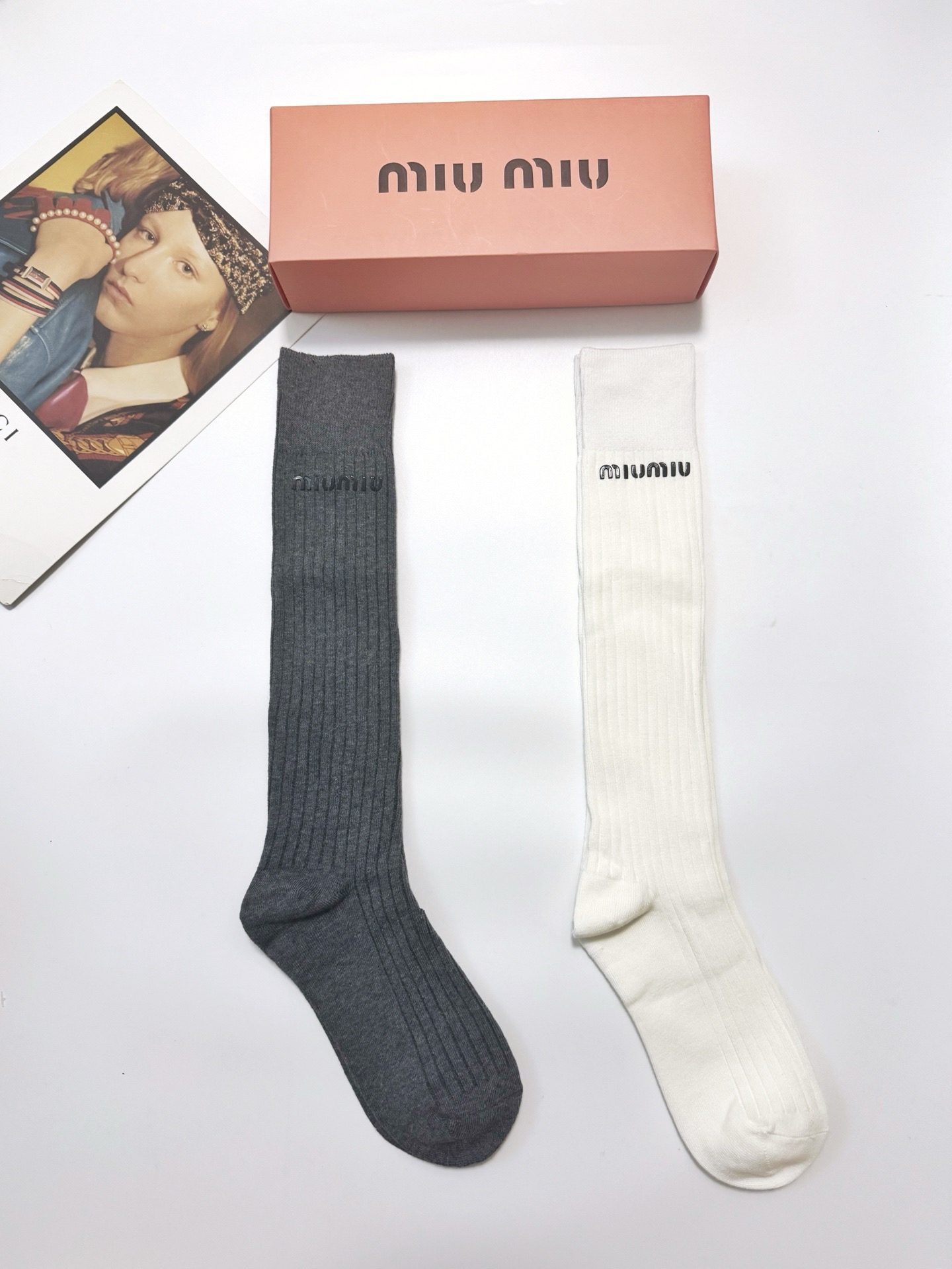 配包装🌟【一盒一双】🌟缪缪 miumiu 经典字母logo纯棉长筒袜 小腿袜🌟ins爆款！专柜在售ing