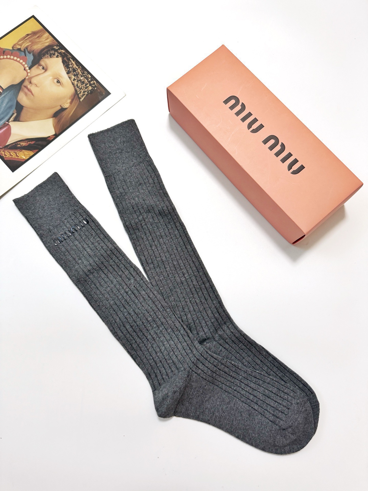 配包装🌟【一盒一双】🌟缪缪 miumiu 经典字母logo纯棉长筒袜 小腿袜🌟ins爆款！专柜在售ing