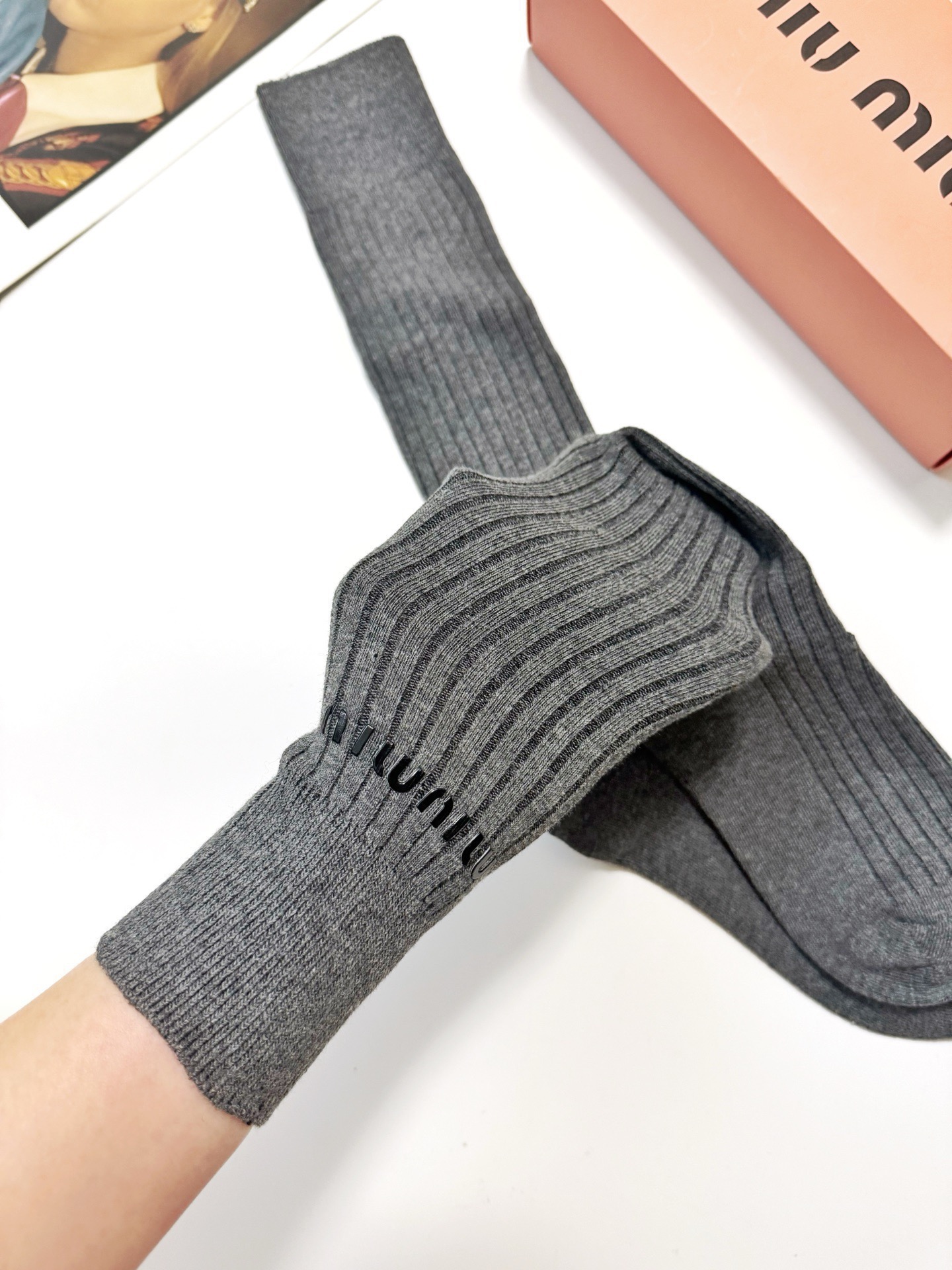 配包装🌟【一盒一双】🌟缪缪 miumiu 经典字母logo纯棉长筒袜 小腿袜🌟ins爆款！专柜在售ing