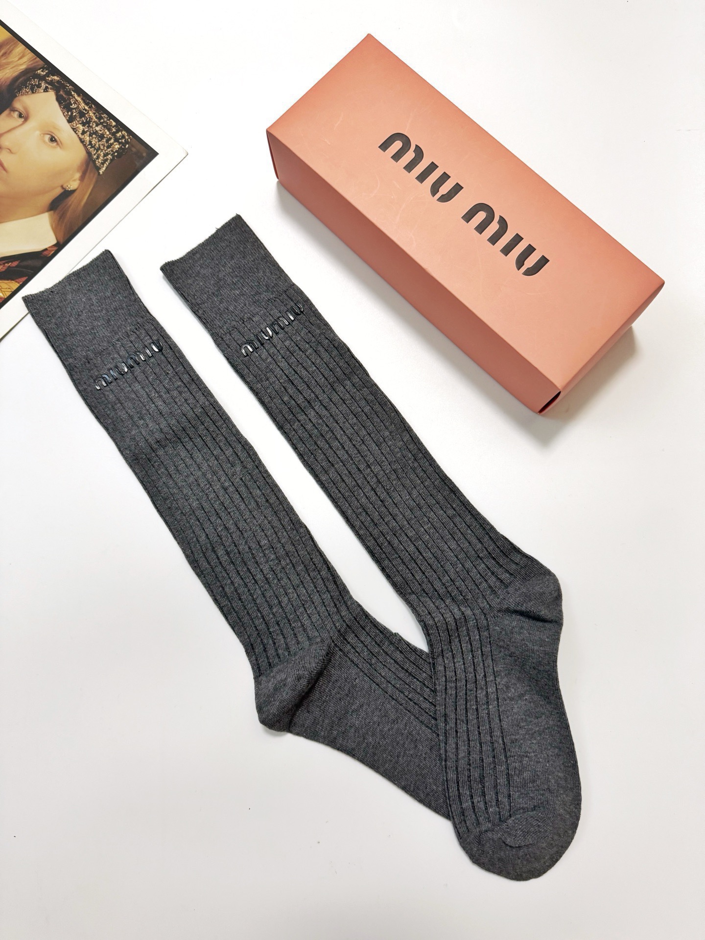 配包装🌟【一盒一双】🌟缪缪 miumiu 经典字母logo纯棉长筒袜 小腿袜🌟ins爆款！专柜在售ing