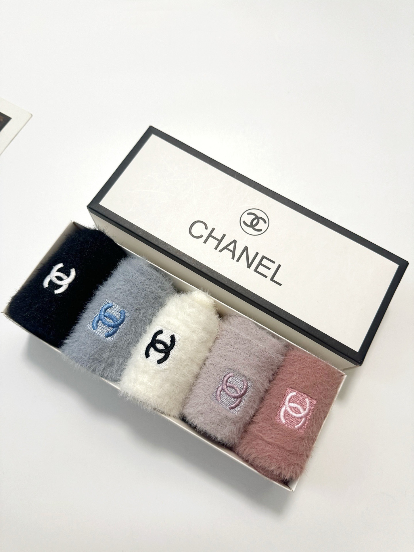 配包装🌟【一盒5 双】🌟Chanel香奈儿 欧美大牌 经典字母 logo 水貂绒短筒袜 ！超级软糯亲肤！