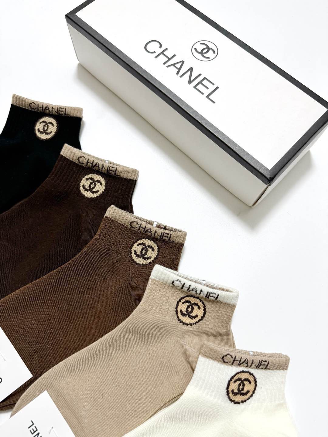 配包装🌟【一盒5 双】 🌟Chanel 香奈儿 经典字母logo 纯棉短袜 ，ins超火爆短袜，纯棉面料