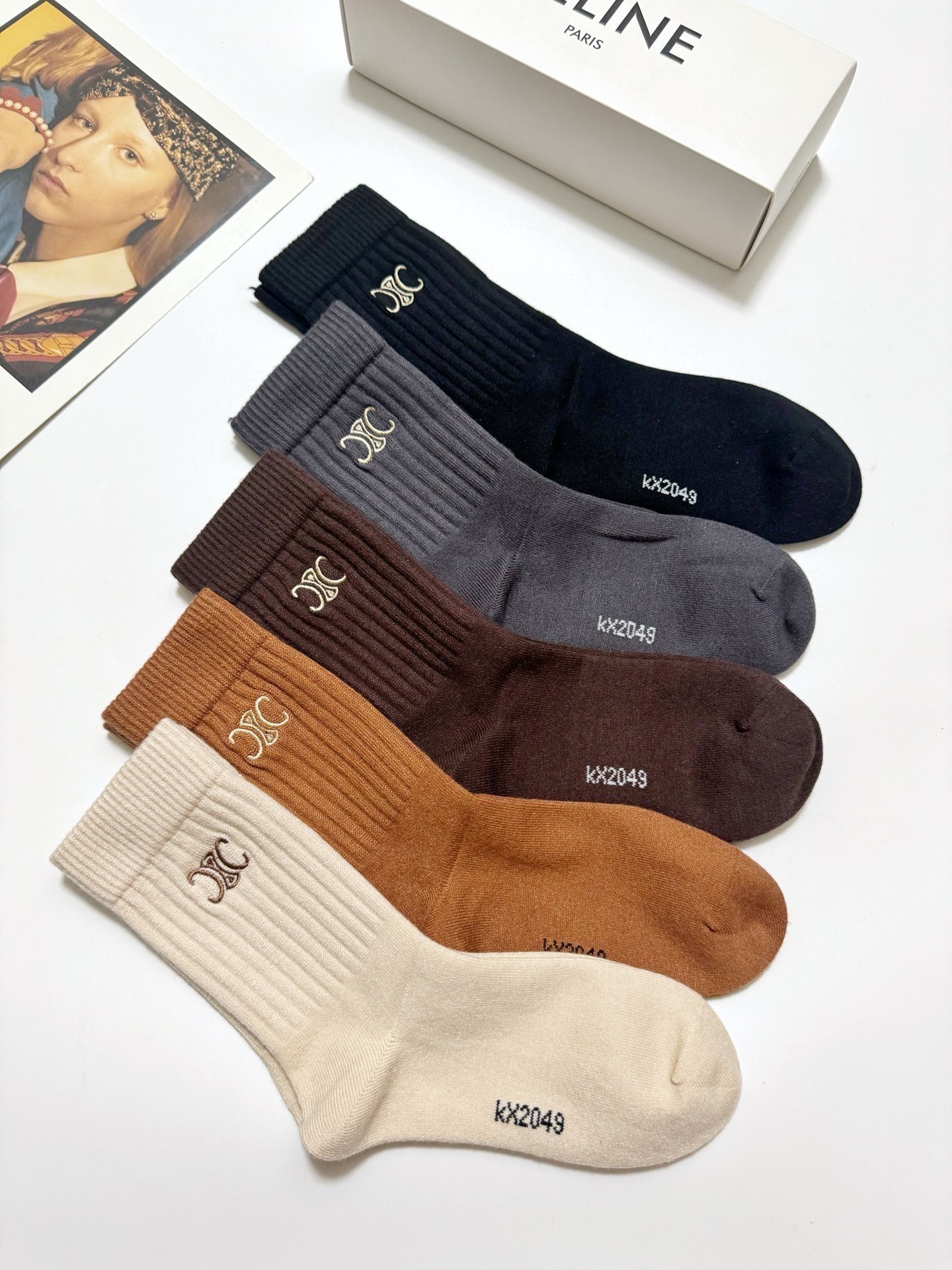 配包装🌟【一盒5 双】 🌟Celine 赛琳 经典刺绣字母logo 羊绒混纺中筒袜 ，软糯亲肤，ins超