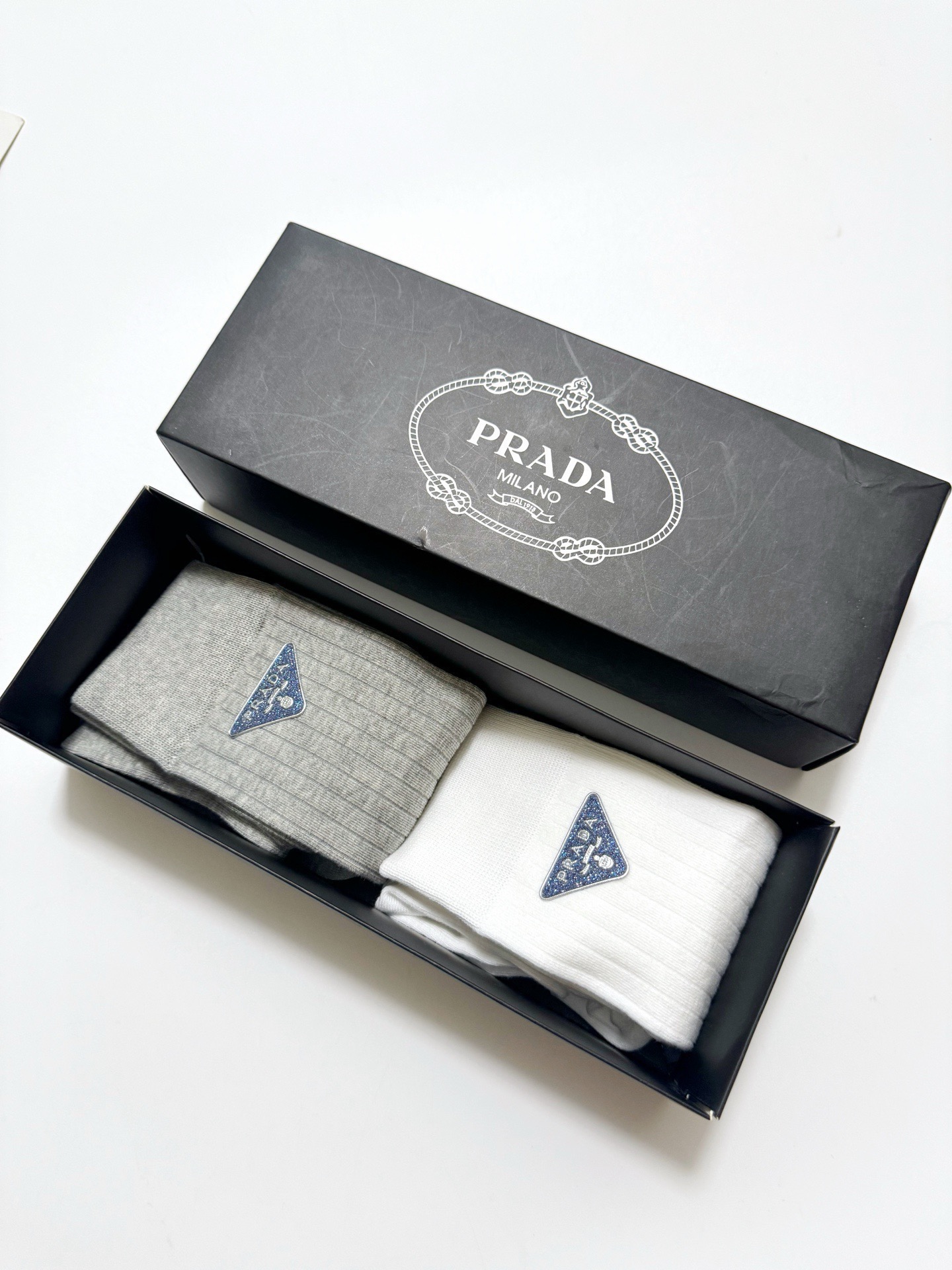 配包装🌟【一盒2双】 🌟Prada 普拉达 经典字母logo纯棉袜 小腿堆堆袜，ins超火爆红人同款，精