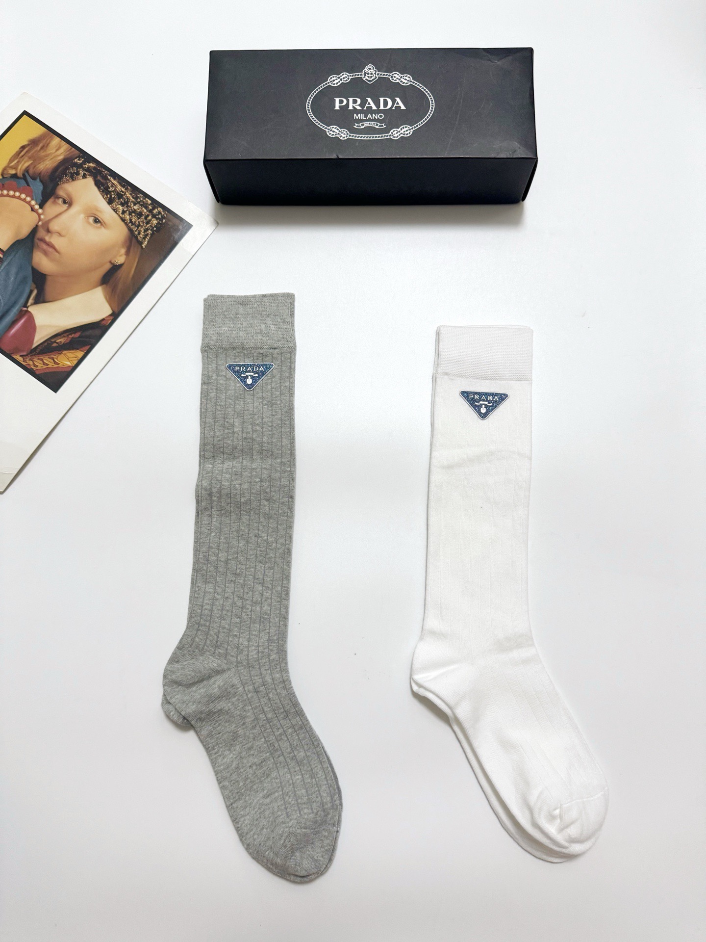 配包装🌟【一盒2双】 🌟Prada 普拉达 经典字母logo纯棉袜 小腿堆堆袜，ins超火爆红人同款，精