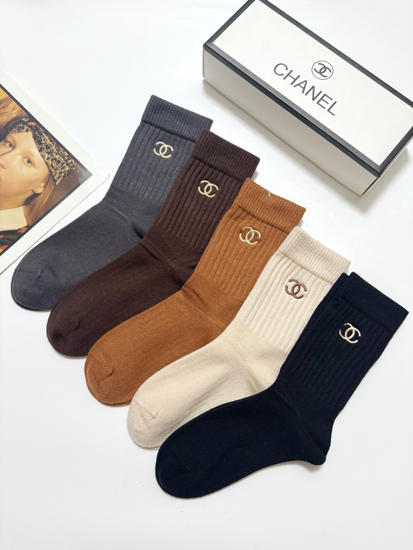配包装🌟【一盒5 双】 🌟Chanel 香奈儿 经典刺绣字母logo 羊绒混纺中筒袜 ，软糯亲肤，ins