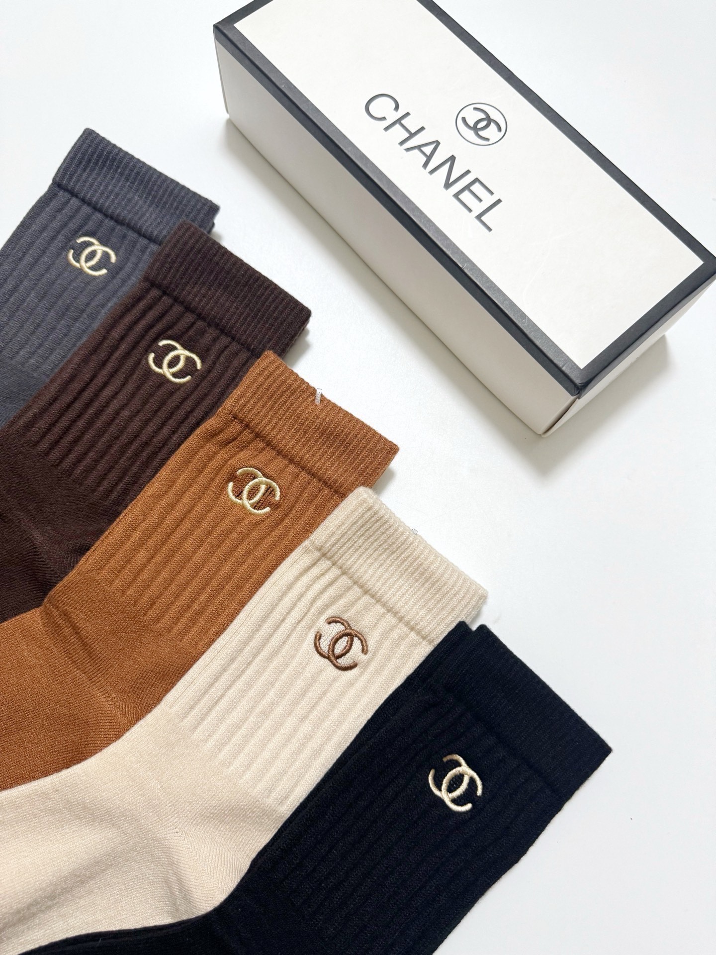 配包装🌟【一盒5 双】 🌟Chanel 香奈儿 经典刺绣字母logo 羊绒混纺中筒袜 ，软糯亲肤，ins