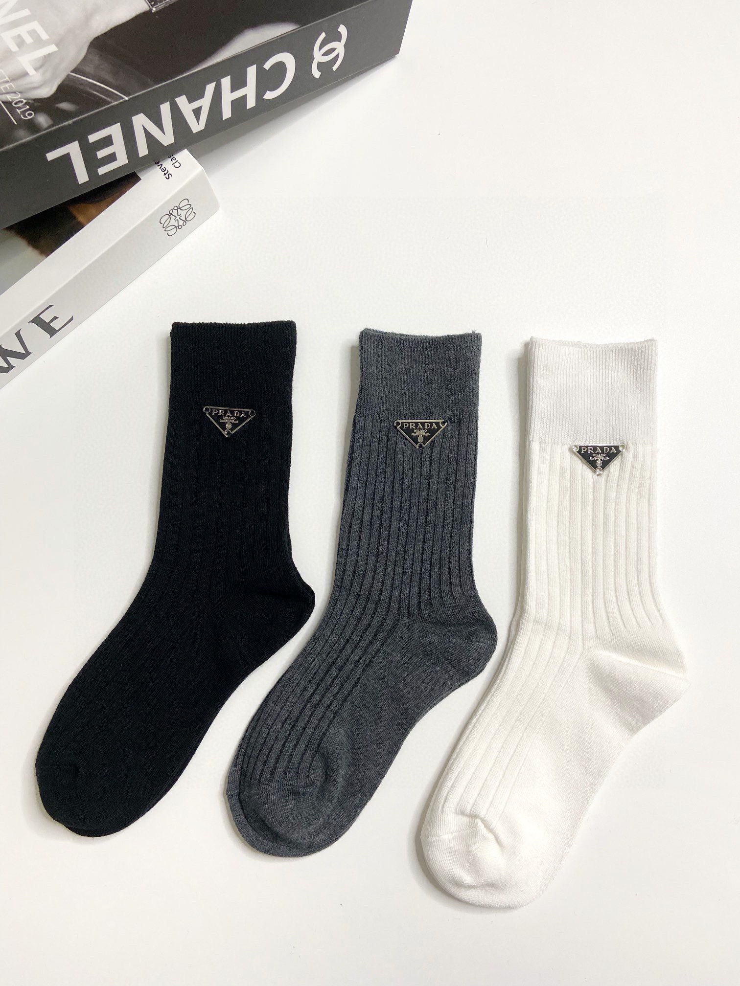 配包装🌟【一盒3 双】🌟Prada 普拉达 经典字母logo纯棉中筒袜 🌟重工装饰个性时尚🌟ins爆款！