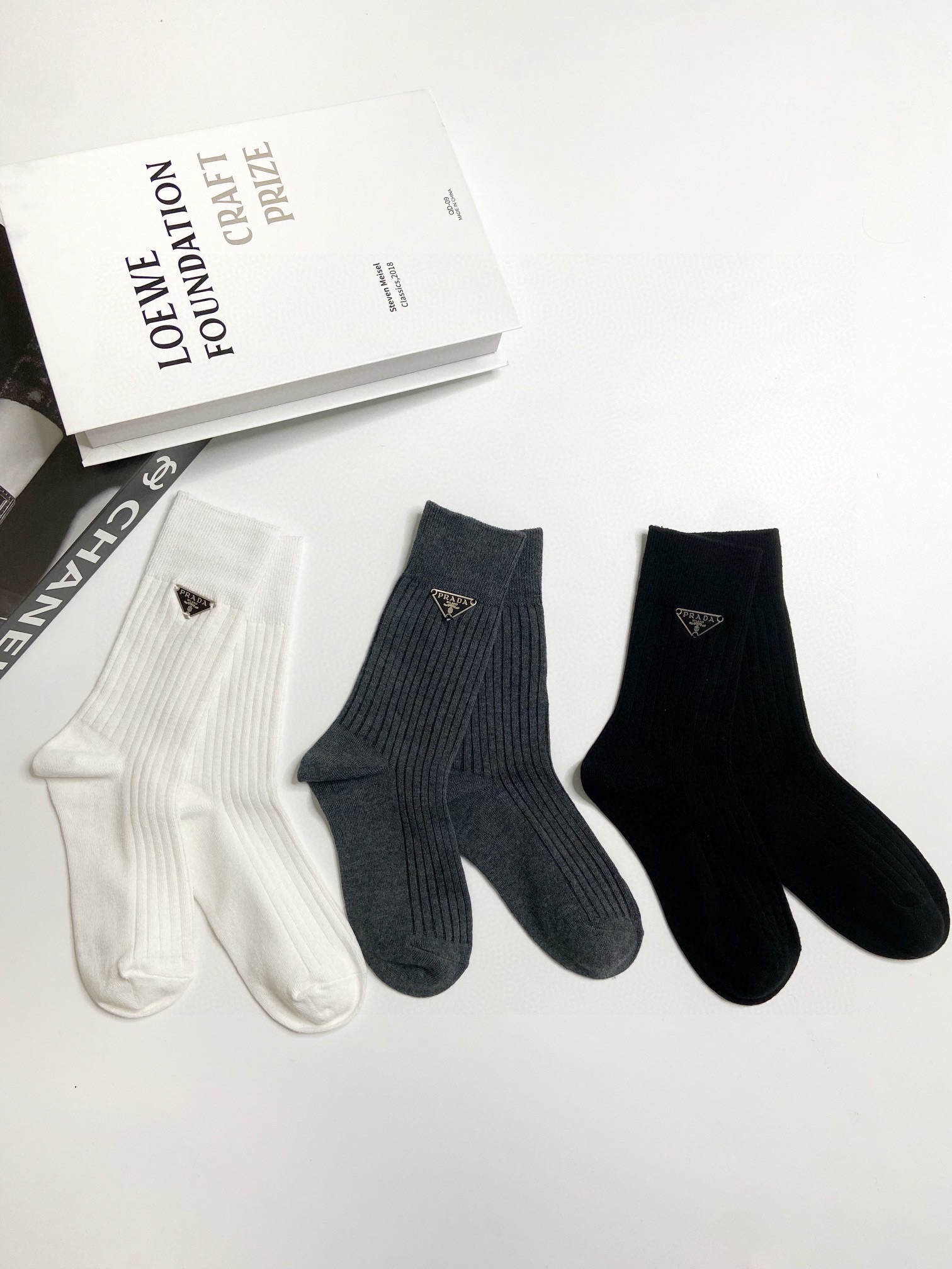 配包装🌟【一盒3 双】🌟Prada 普拉达 经典字母logo纯棉中筒袜 🌟重工装饰个性时尚🌟ins爆款！