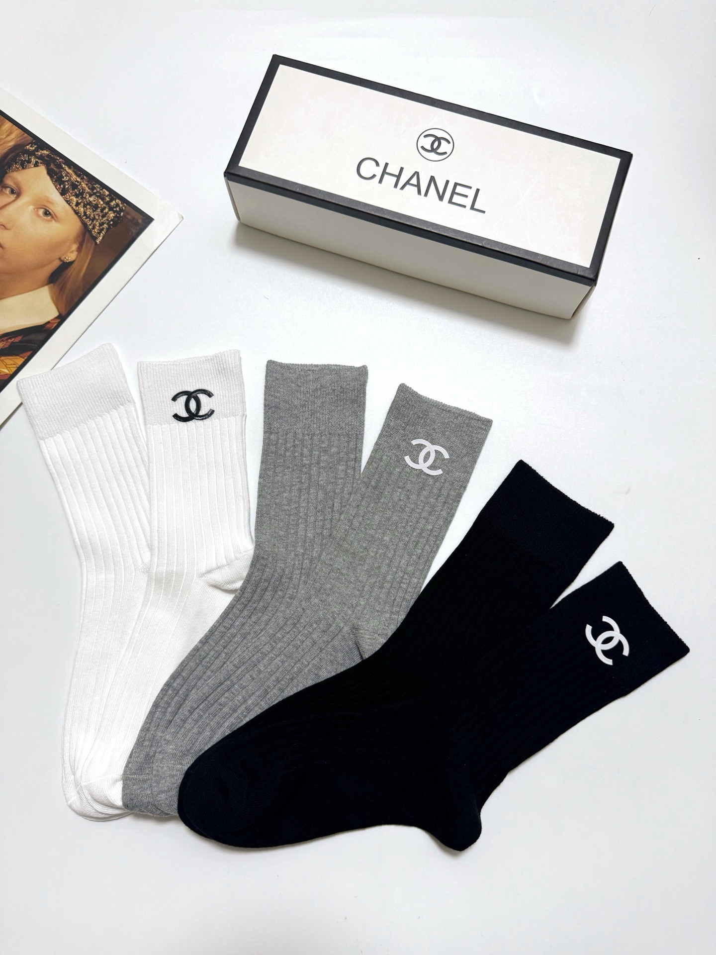 配包装🌟【一盒3 双】🌟Chanel 香奈儿 经典字母logo纯棉中筒袜 🌟重工装饰个性时尚🌟ins爆款