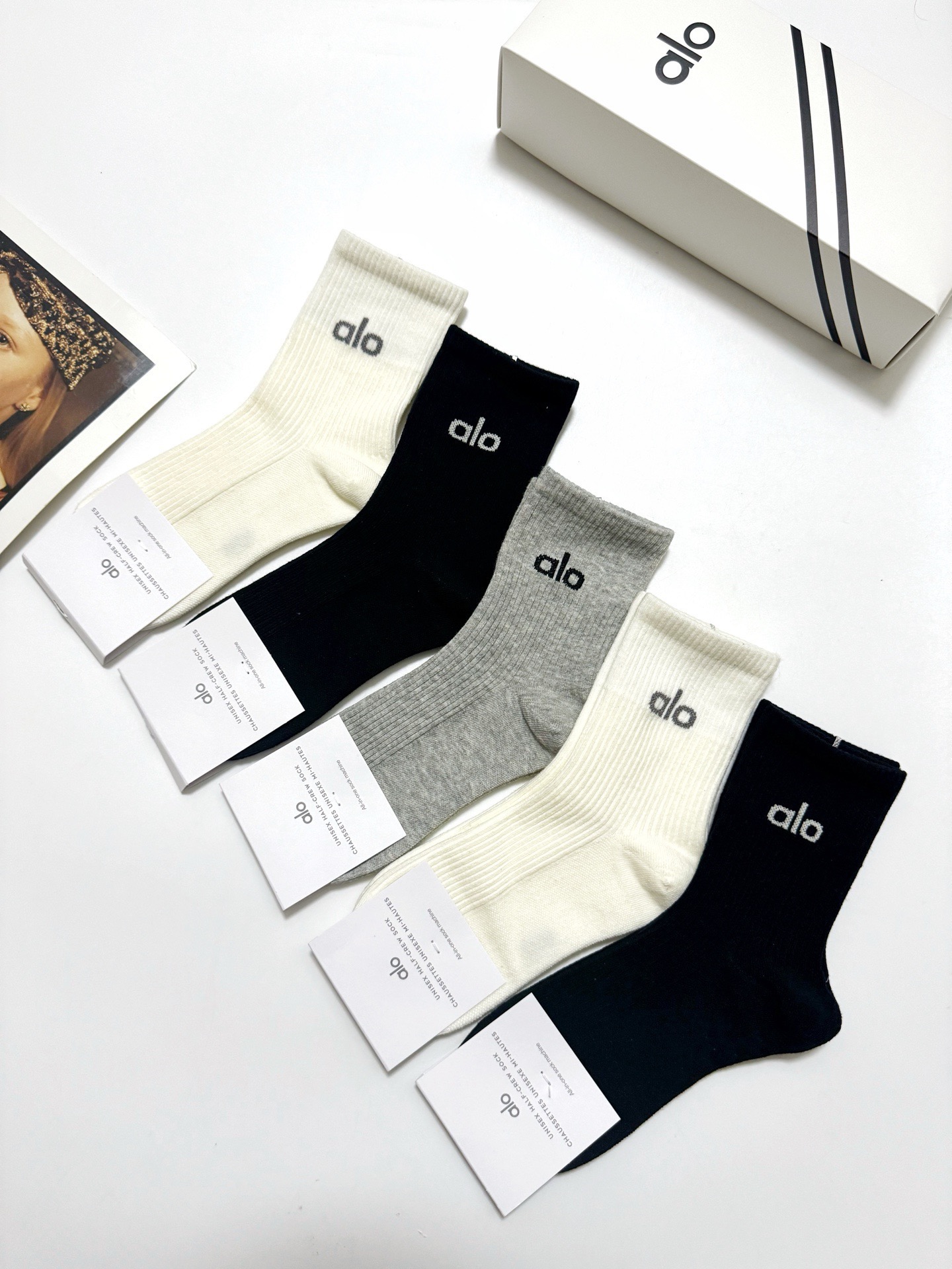 配包装🌟【一盒5双】 🌟 alo 经典字母logo 纯棉中筒袜 ，ins超火爆小腿短袜，纯棉面料，潮人必