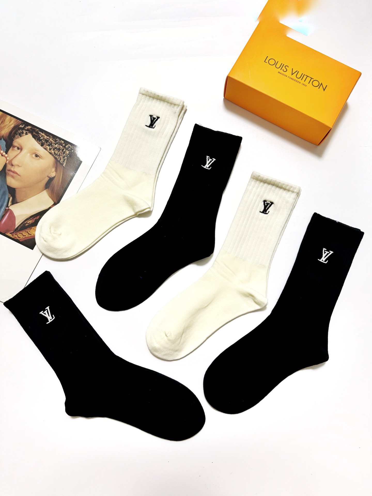 配包装🌟【一盒5 双】 🌟 LV 路易威登 经典刺绣字母logo 纯棉中筒袜 ，ins超火爆小腿袜，纯棉