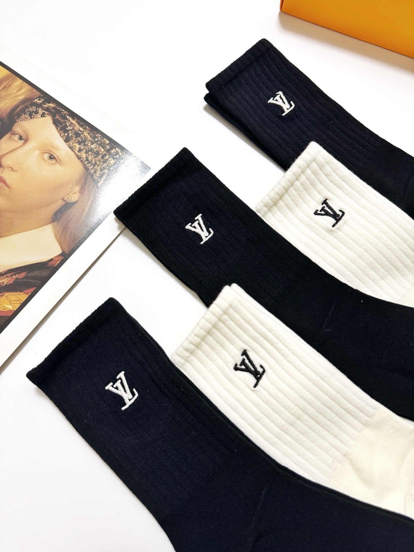 配包装🌟【一盒5 双】 🌟 LV 路易威登 经典刺绣字母logo 纯棉中筒袜 ，ins超火爆小腿袜，纯棉