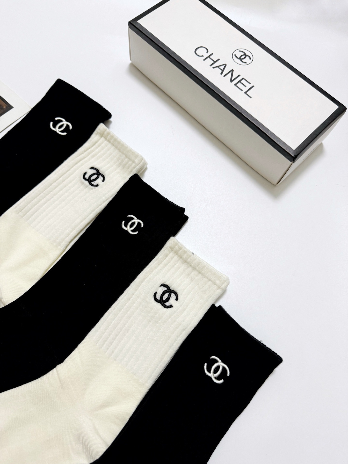 配包装🌟【一盒5 双】 🌟Chanel 香奈儿 经典刺绣字母logo 纯棉中筒袜 ，ins超火爆小腿袜，