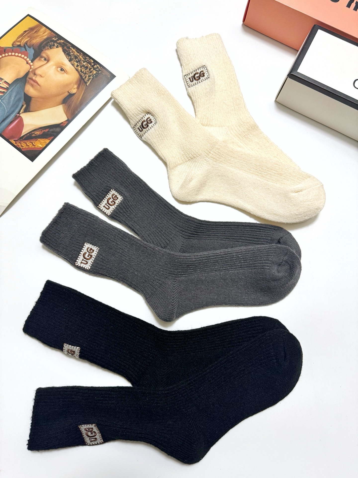 配包装🌟【一盒3双】🌟UGG 经典字母 logo刺绣羊毛 混纺中筒袜 ！超级软糯亲肤！🌟ins爆款！专柜
