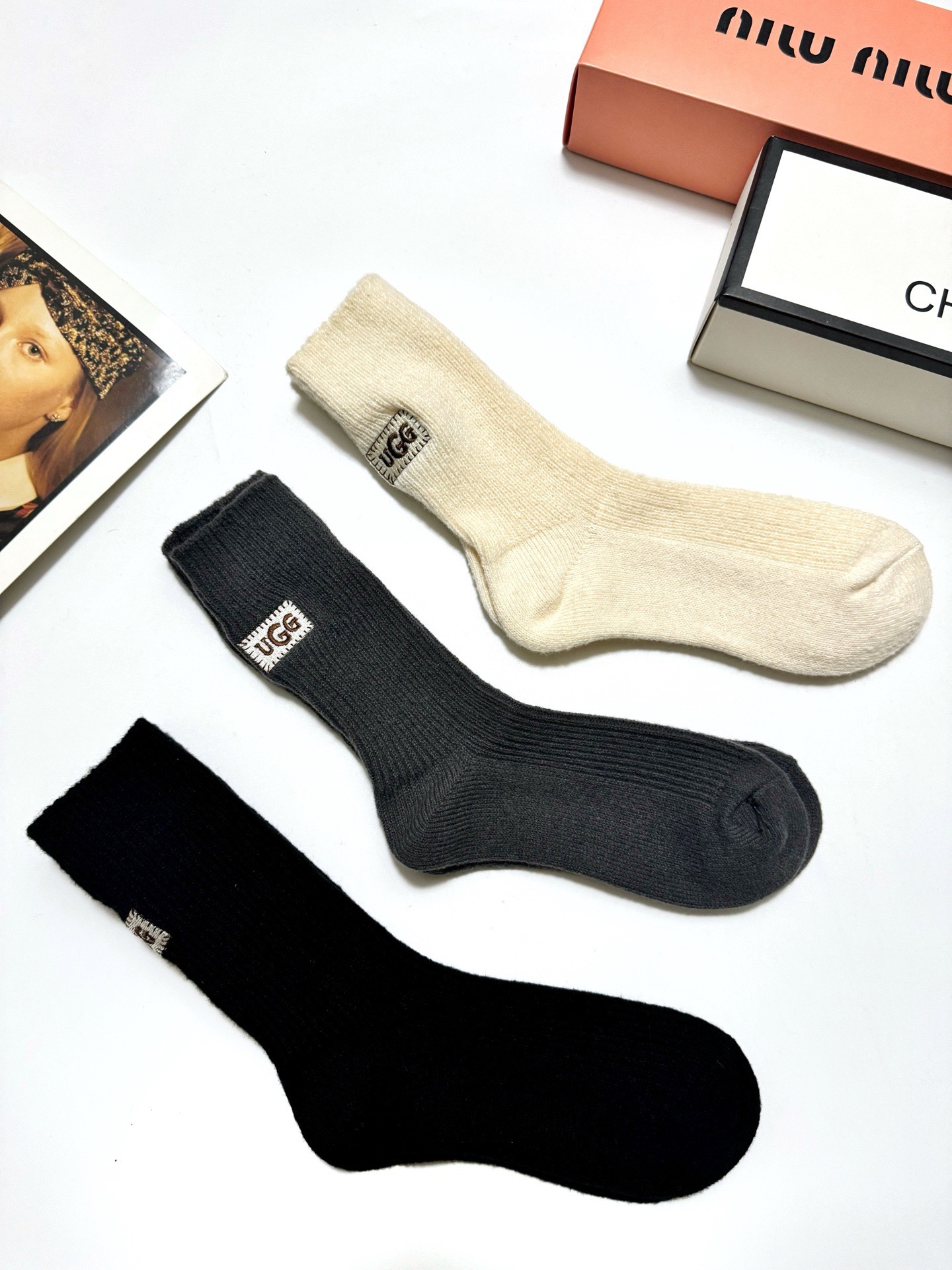 配包装🌟【一盒3双】🌟UGG 经典字母 logo刺绣羊毛 混纺中筒袜 ！超级软糯亲肤！🌟ins爆款！专柜