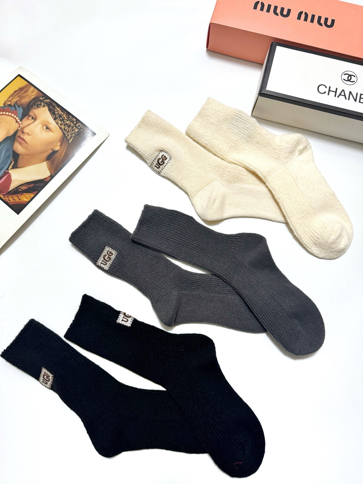 配包装🌟【一盒3双】🌟UGG 经典字母 logo刺绣羊毛 混纺中筒袜 ！超级软糯亲肤！🌟ins爆款！专柜