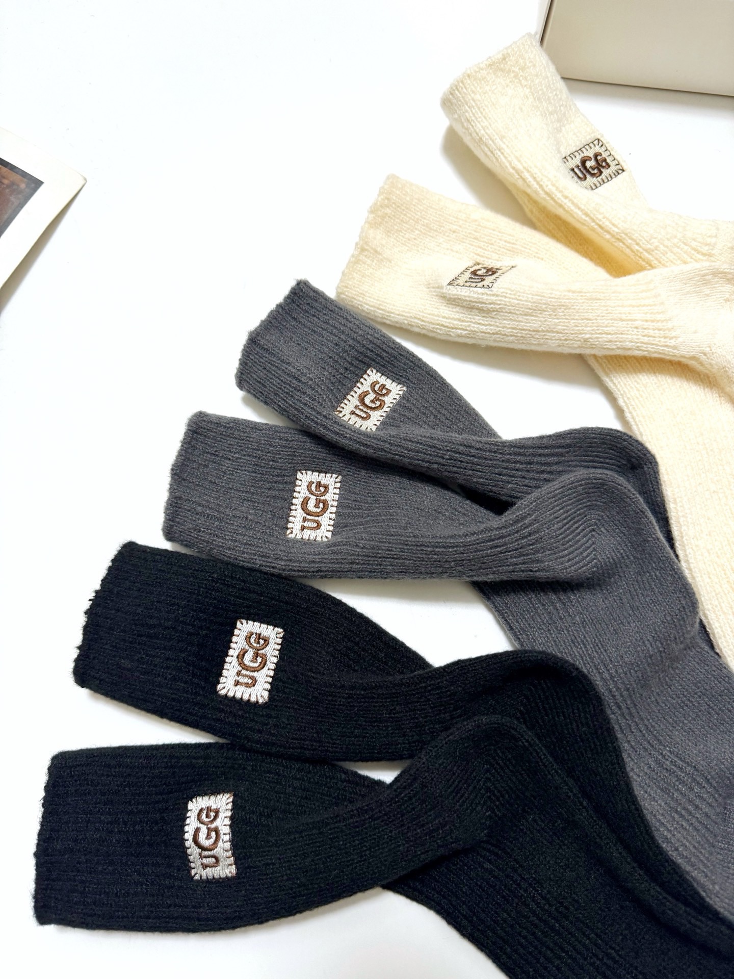 配包装🌟【一盒3双】🌟UGG 经典字母 logo刺绣羊毛 混纺中筒袜 ！超级软糯亲肤！🌟ins爆款！专柜