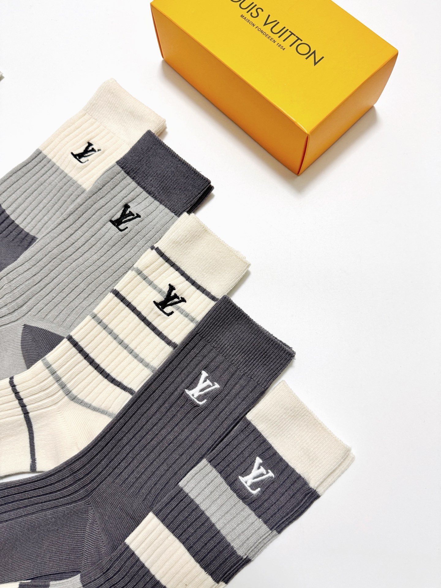 配包装🌟【一盒5 双】 🌟 LV 路易威登 经典刺绣字母logo 纯棉中筒袜 ，ins超火爆小腿袜，纯棉
