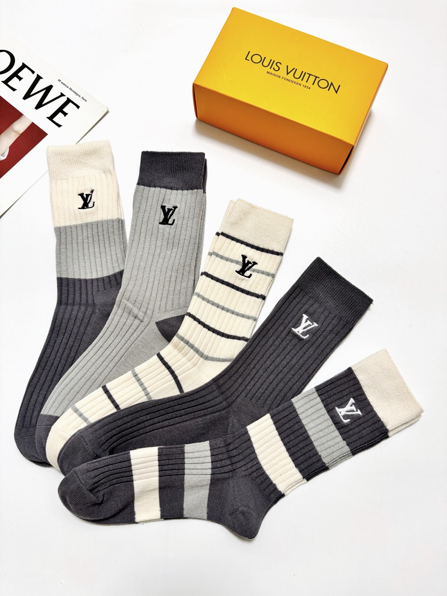 配包装🌟【一盒5 双】 🌟 LV 路易威登 经典刺绣字母logo 纯棉中筒袜 ，ins超火爆小腿袜，纯棉
