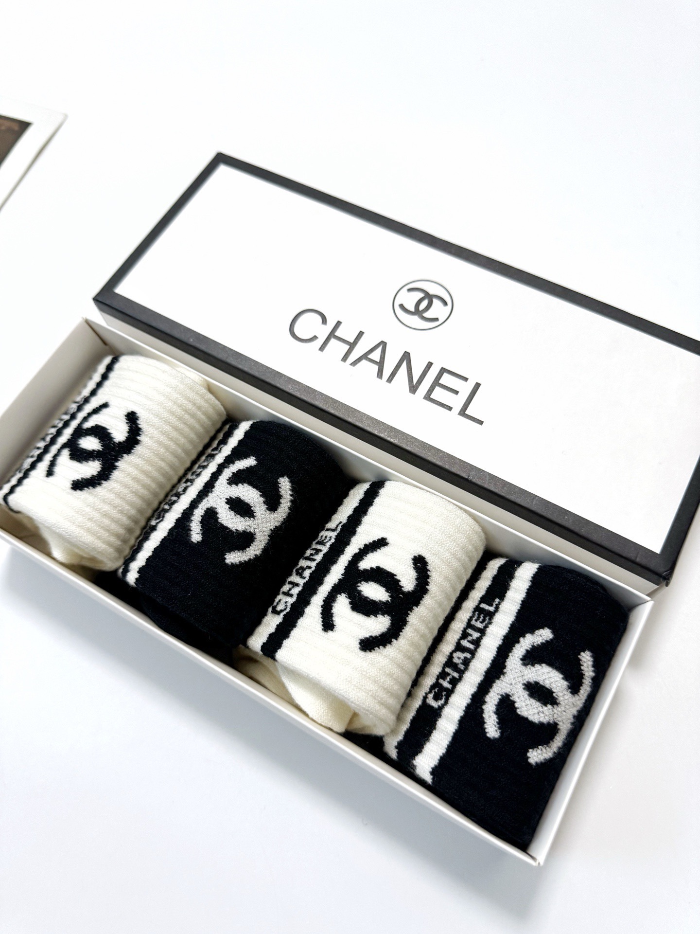 爆款回货 配包装🌟【一盒 4 双】🌟Chanel 香奈儿 经典字母 logo羊绒 中筒袜 ！超级软糯亲肤