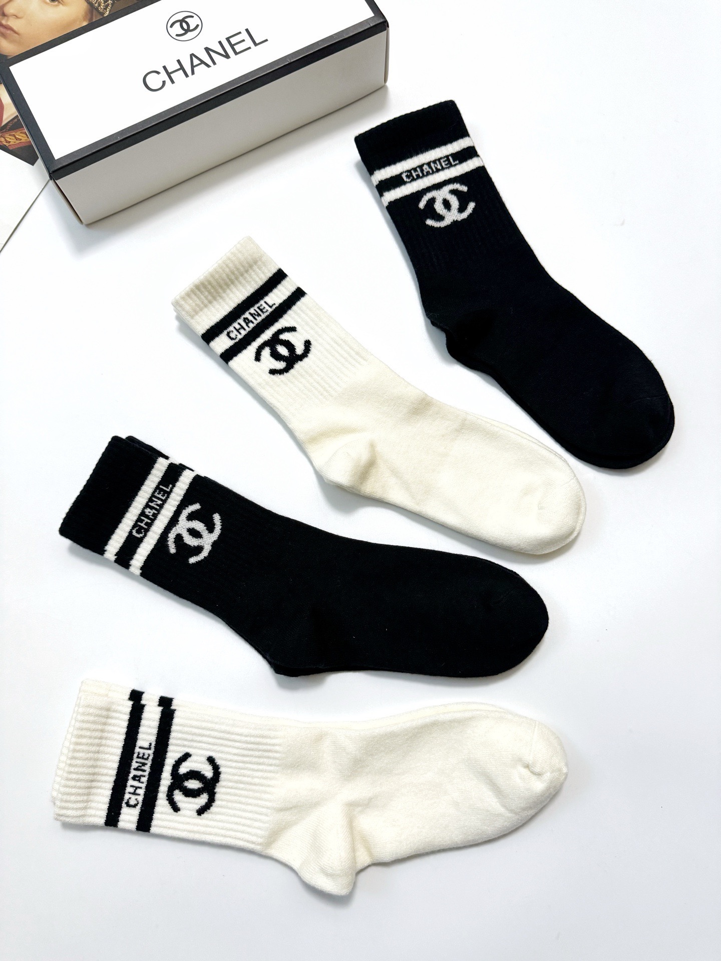 爆款回货 配包装🌟【一盒 4 双】🌟Chanel 香奈儿 经典字母 logo羊绒 中筒袜 ！超级软糯亲肤