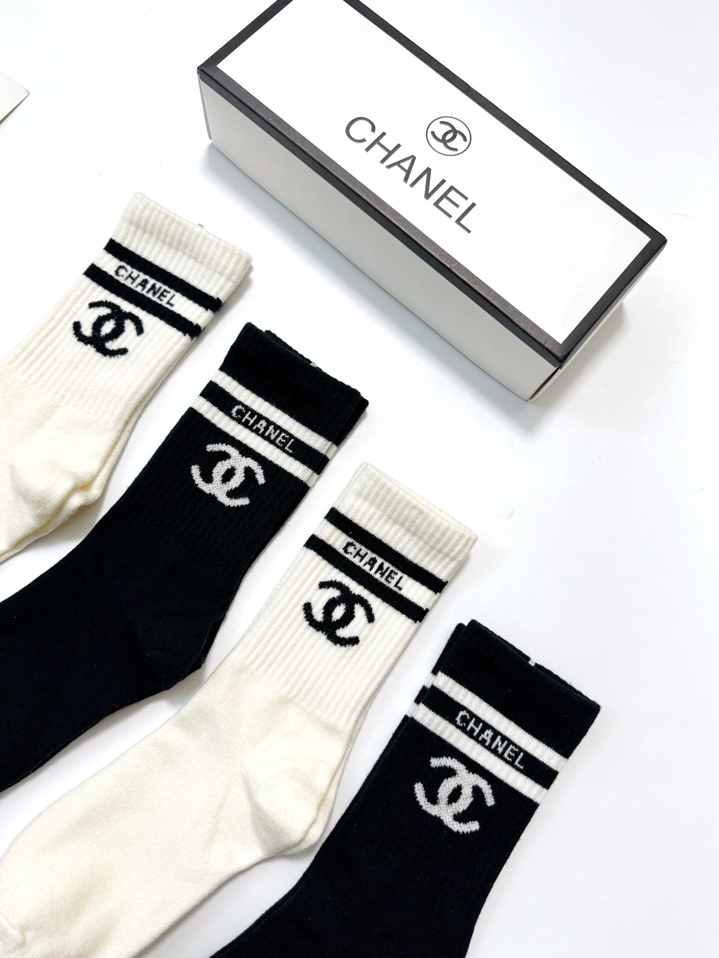 爆款回货 配包装🌟【一盒 4 双】🌟Chanel 香奈儿 经典字母 logo羊绒 中筒袜 ！超级软糯亲肤