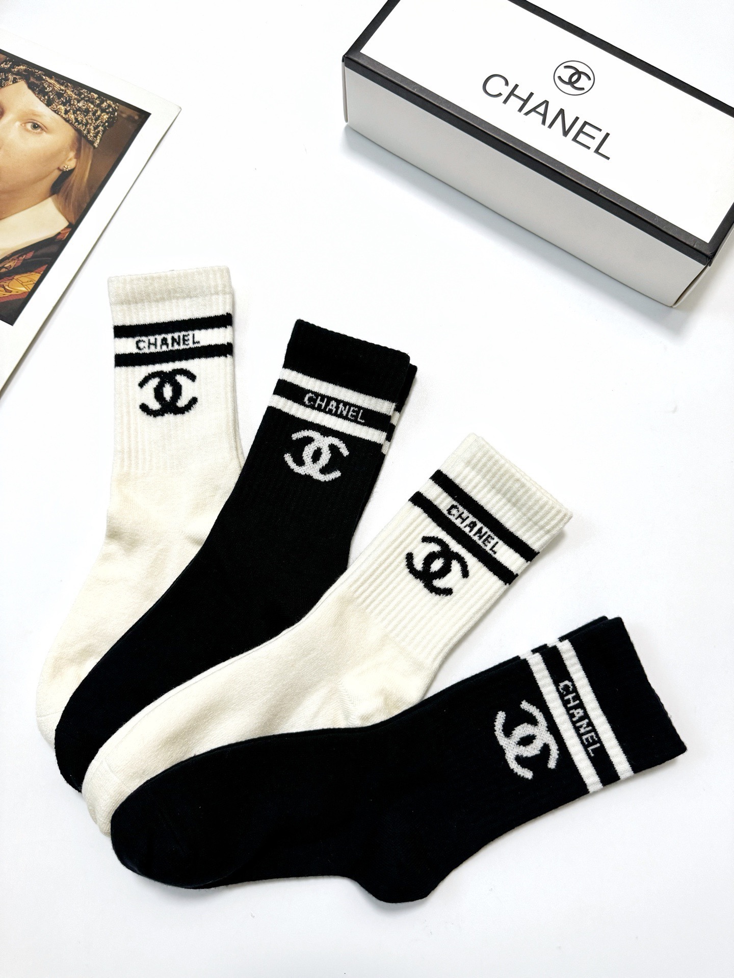 爆款回货 配包装🌟【一盒 4 双】🌟Chanel 香奈儿 经典字母 logo羊绒 中筒袜 ！超级软糯亲肤